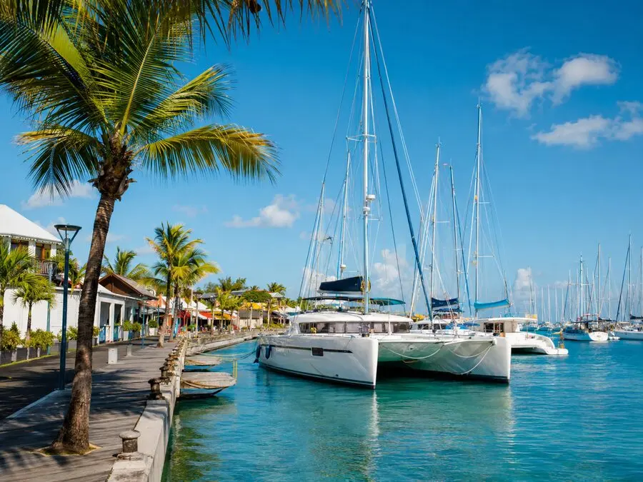 Marina de Saint-Francois avec sa promenade piétonne et bateaux amarrés.