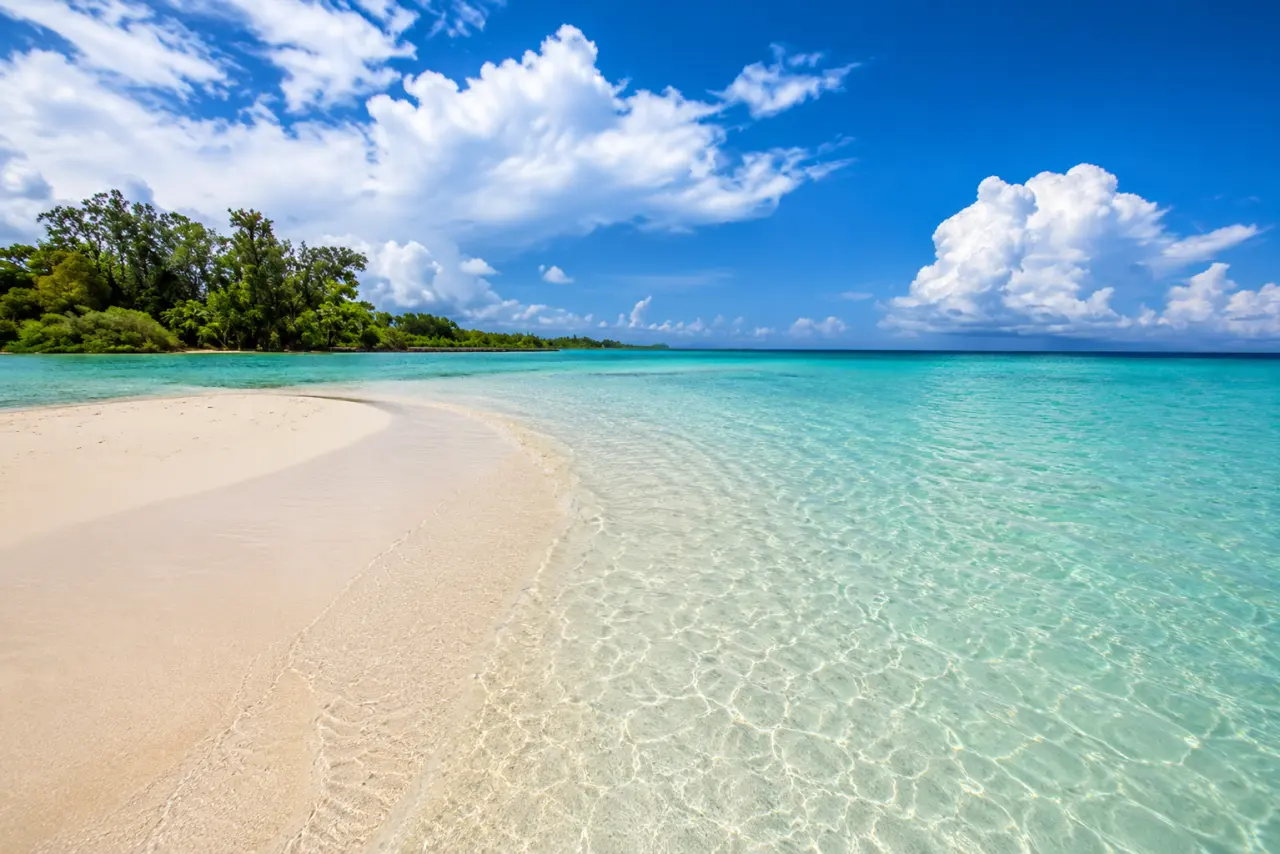Eaux transparentes et banc de sable de la Baignoire de Joséphine au large du François en Martinique.