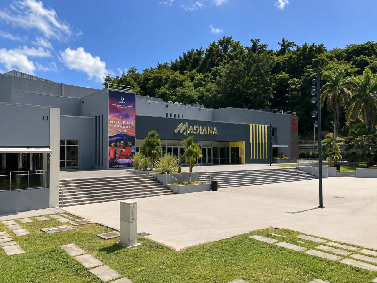 Complexe culturel Madiana à Schœlcher en Martinique, avec son entrée principale, ses escaliers et sa façade moderne entourée de végétation tropicale.