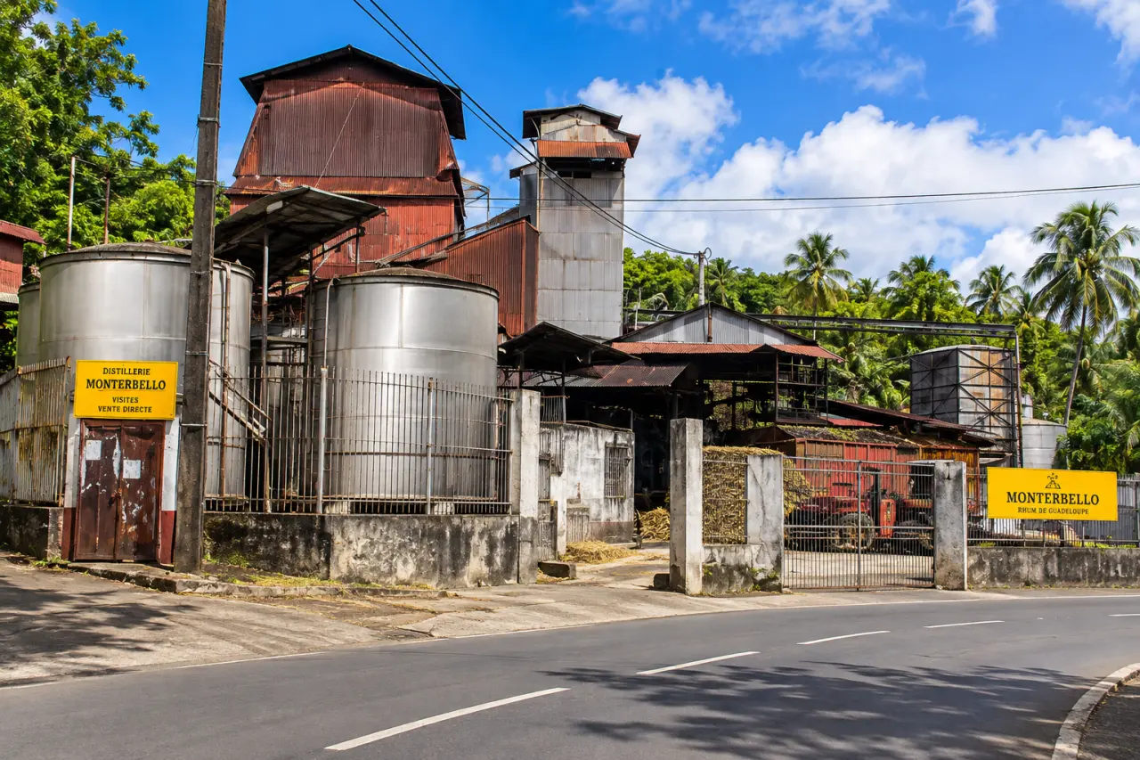 Distillerie Montebello en Guadeloupe, ancienne distillerie de rhum avec cuves en acier et bâtiments industriels.