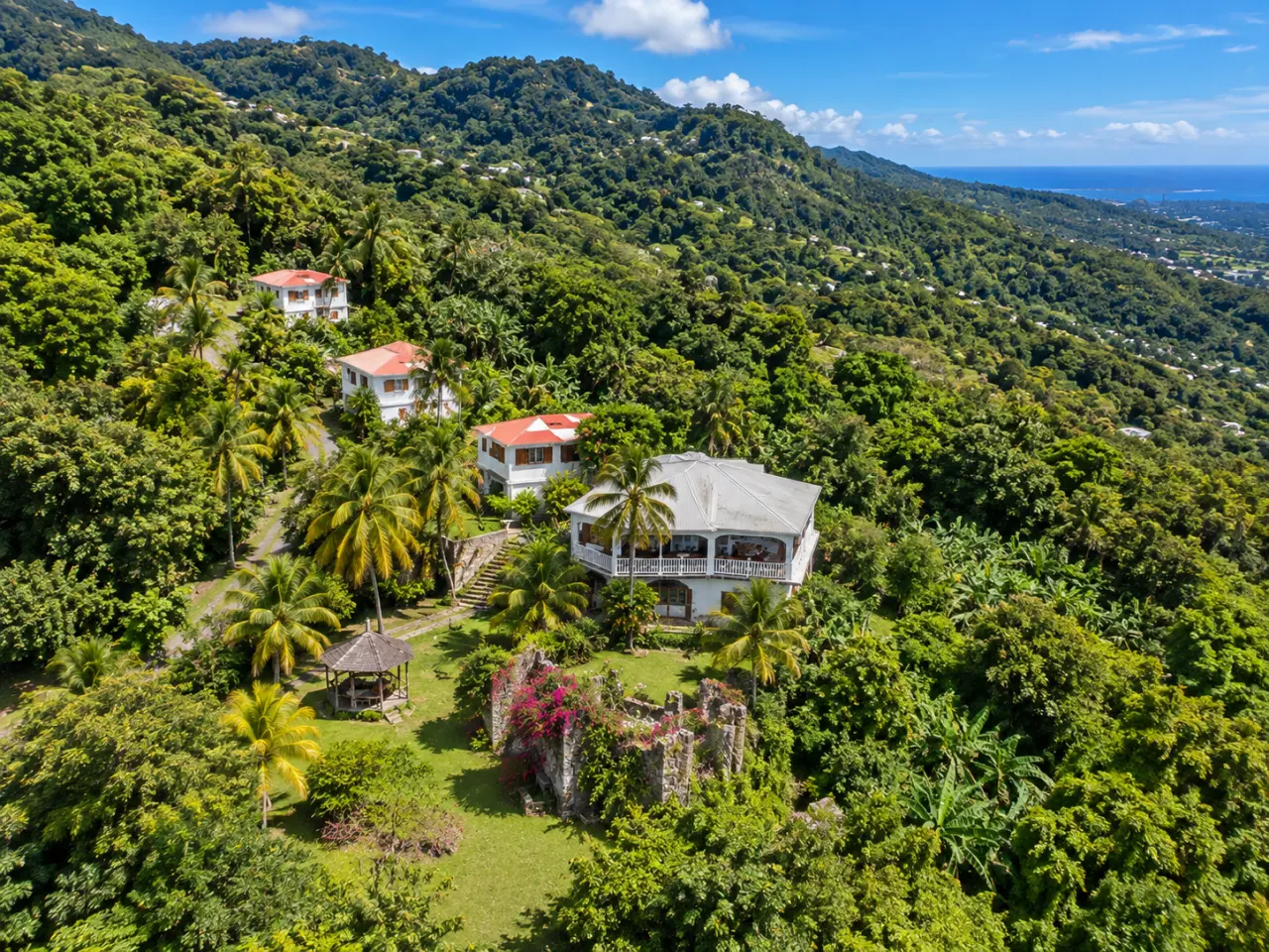 Domaine de Vanibel à Vieux-Habitants en Guadeloupe, vue aérienne sur les maisons tropicales et les montagnes de Basse-Terre.