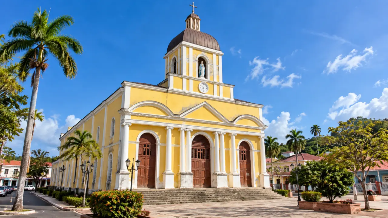 Église de Grand-Bourg à Marie-Galante en Guadeloupe, édifice religieux jaune et blanc au cœur du centre-ville tropical.