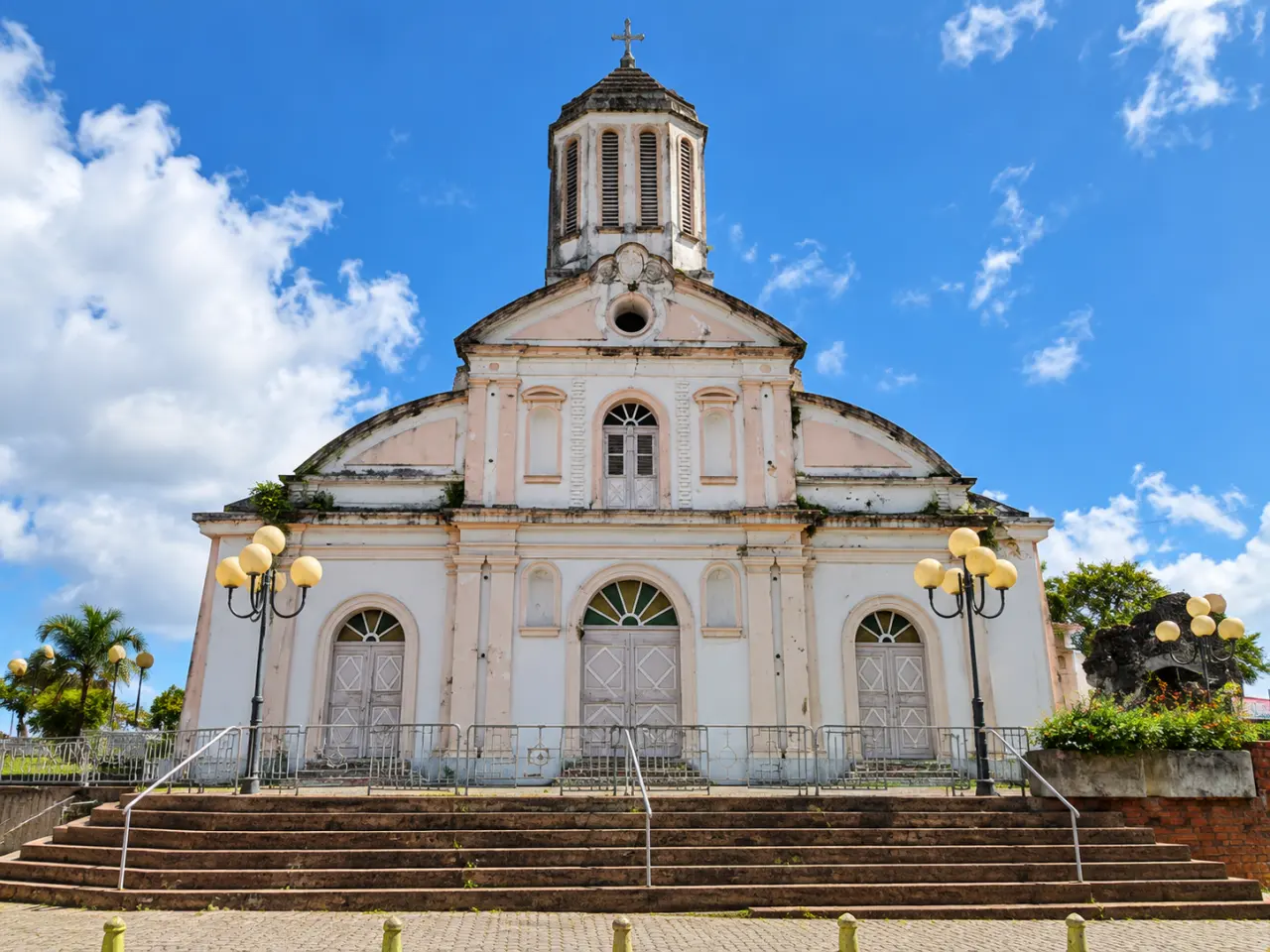 Église du Gros-Morne en Martinique, monument religieux historique au centre de Gros-Morne.