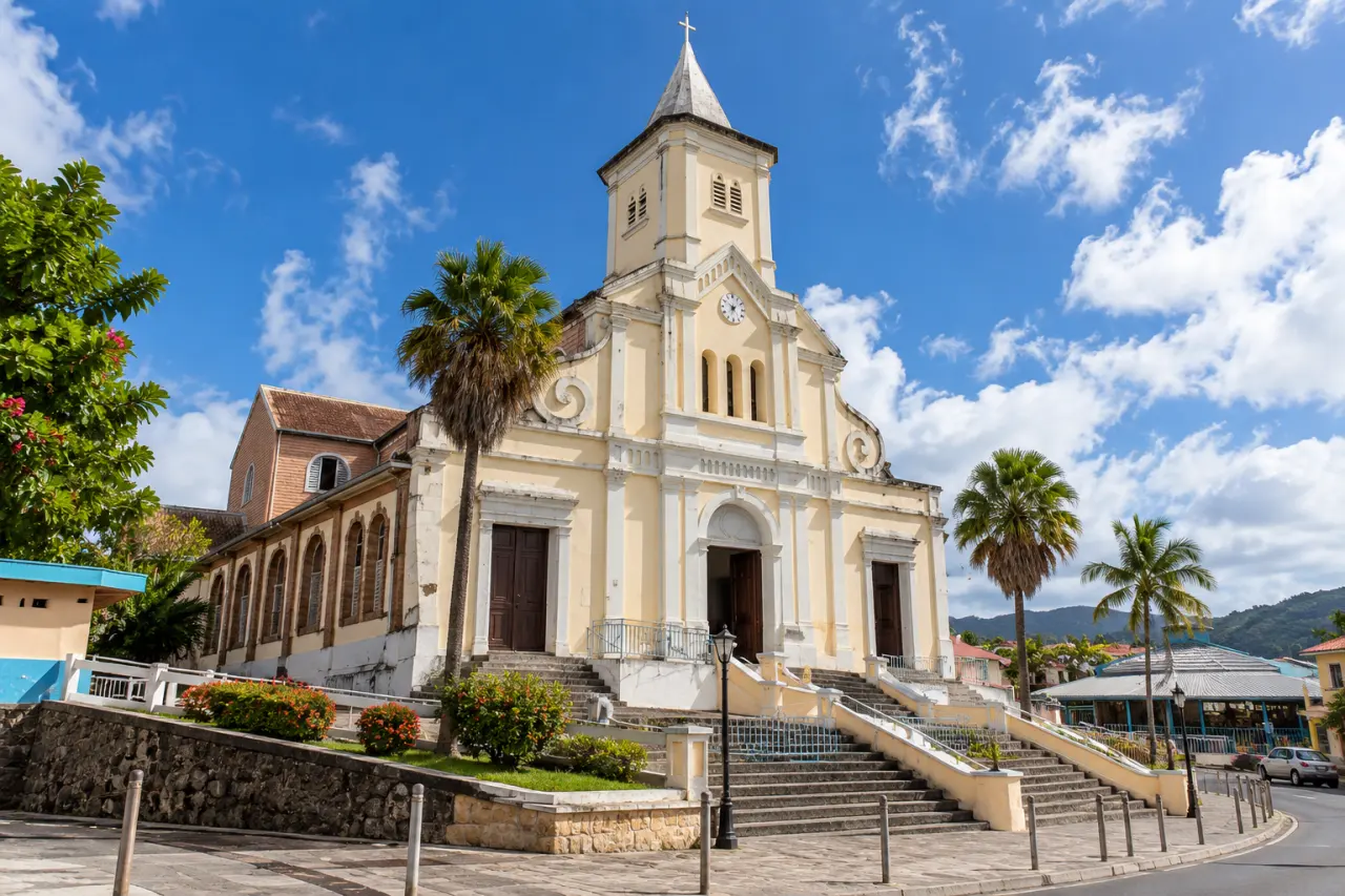 Église du Saint-Esprit en Martinique, édifice religieux historique à façade jaune et blanche, clocher avec horloge et architecture créole.