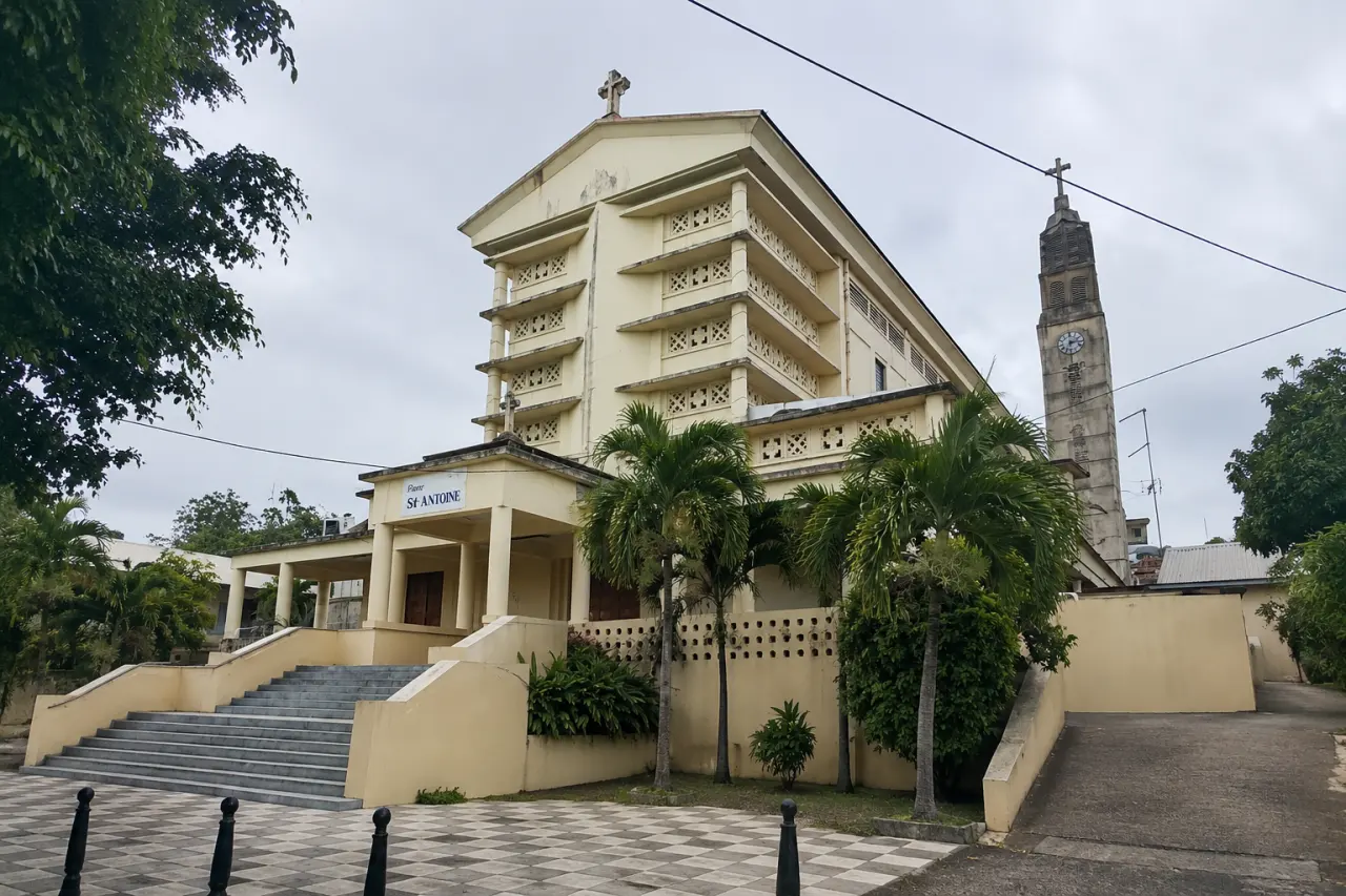 Église Saint-André de Guadeloupe à Morne-à-l'eau, architecture créole et façade beige sous un ciel bleu tropical