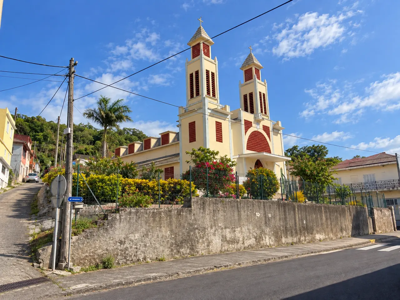 Église Saint-Joseph du Prêcheur en Martinique, vue extérieure avec ses deux clochers et architecture créole