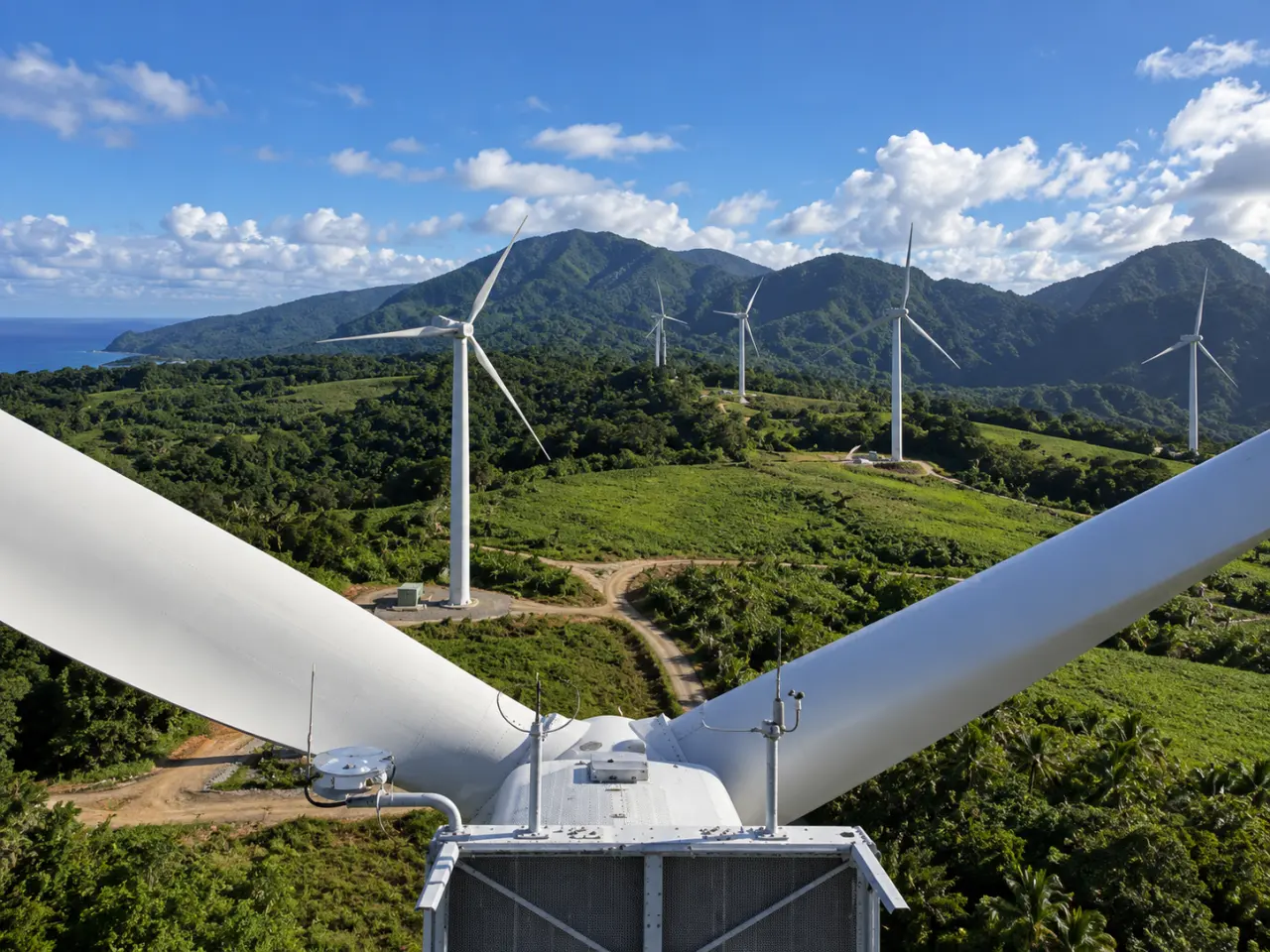 Éoliennes du parc de Grand'Rivière en Martinique dans un paysage montagneux et verdoyant.