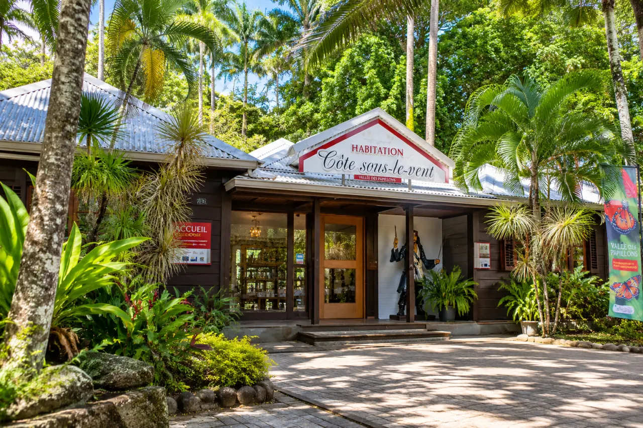 Habitation Côte sous-le-Vent en Guadeloupe, musée de la Vallée des Papillons au cœur d’un jardin tropical.