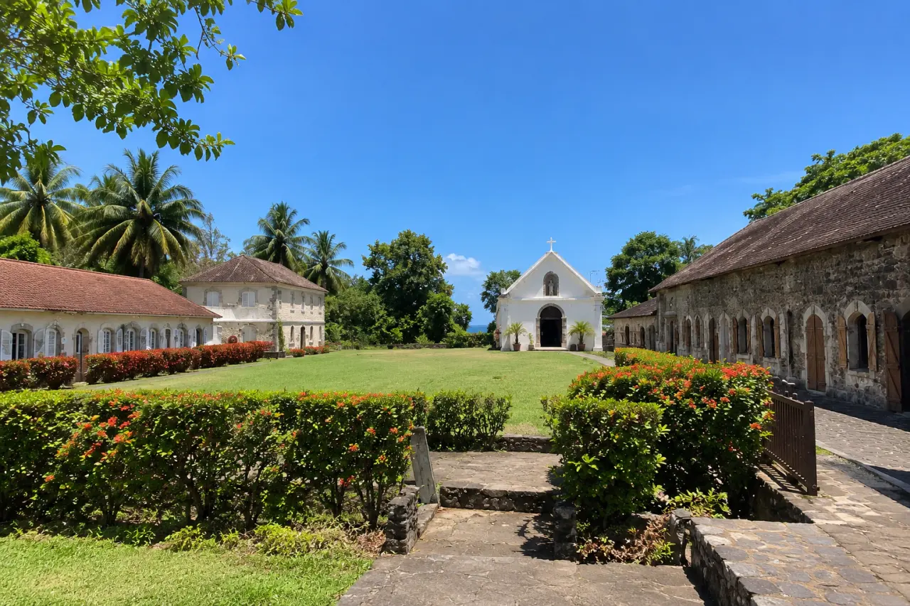Habitation Saint-Jacques à Sainte-Marie en Martinique, ancien domaine colonial avec chapelle, bâtiments en pierre, jardin paysager et allée traditionnelle.