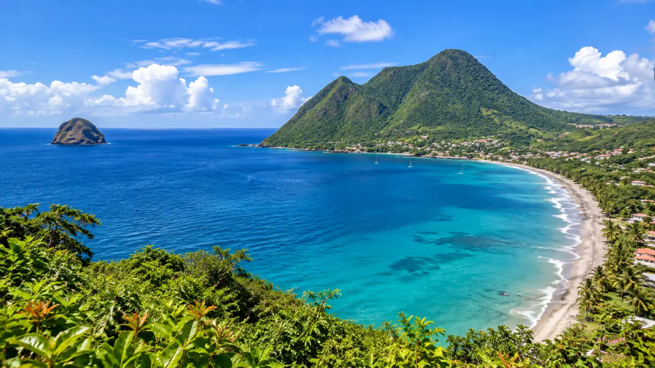 Morne Larcher en Martinique surplombant la baie du Diamant, avec mer turquoise, plage et paysage tropical verdoyant.