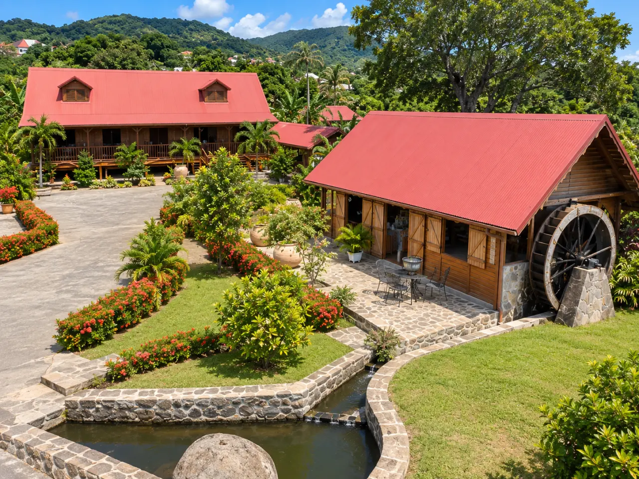 Musée du Café Chaulet en Guadeloupe avec bâtiment traditionnel en bois, roue à eau et jardin tropical.
