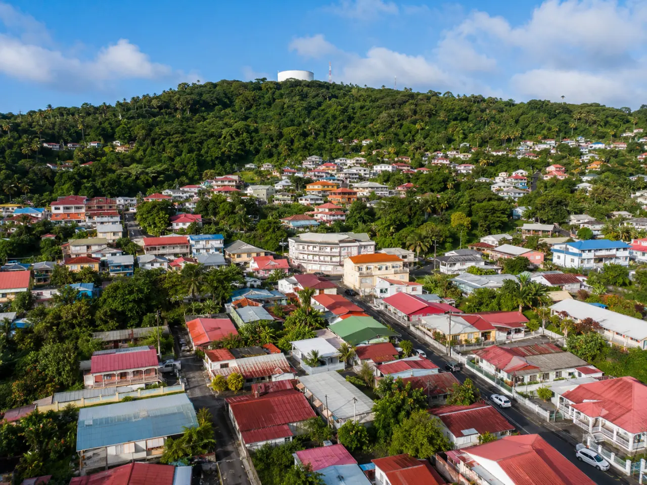 Vue aérienne du bourg des Abymes en Guadeloupe avec ses maisons colorées et les collines verdoyantes