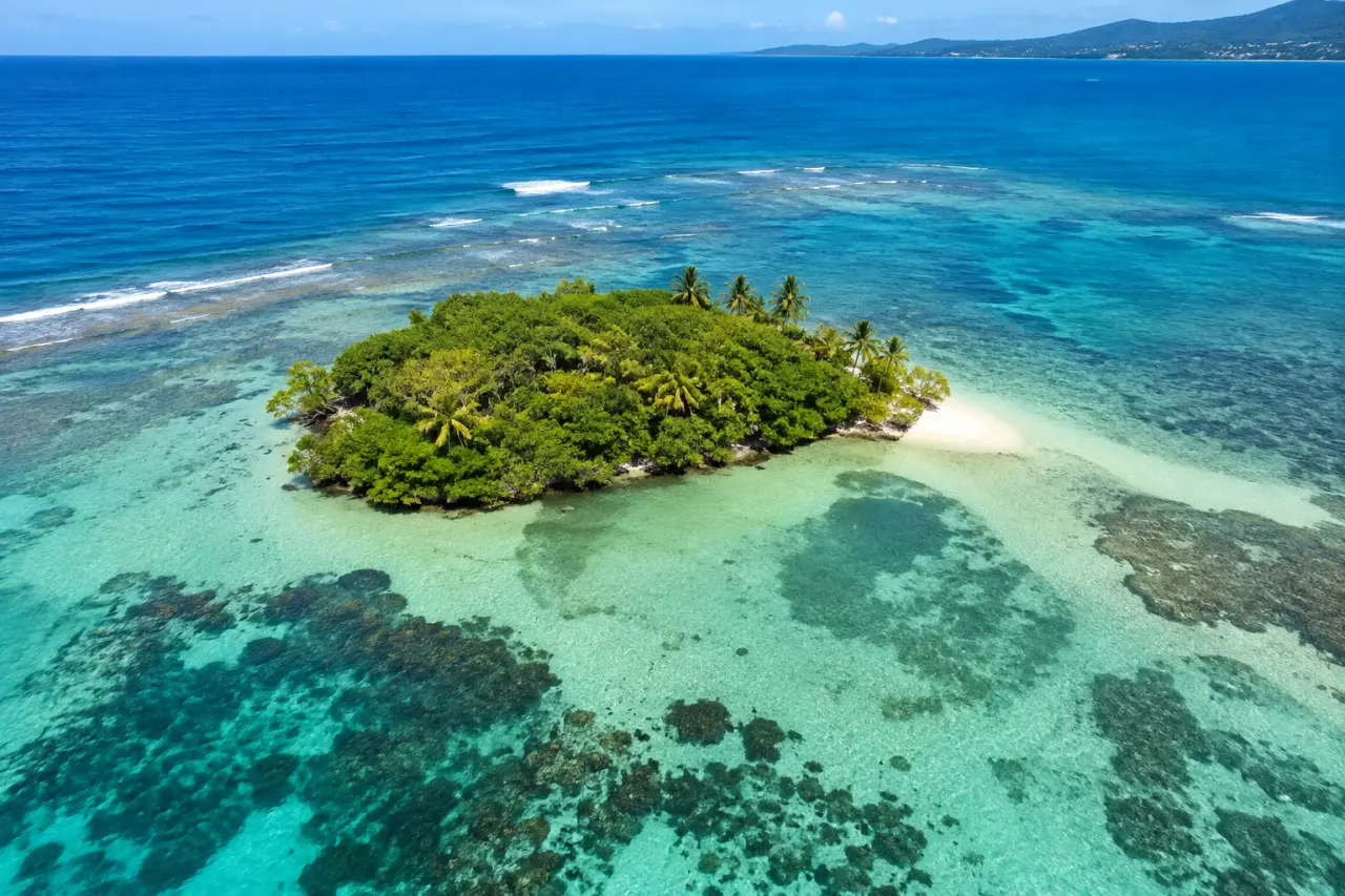 Vue aérienne ultra réaliste de l’îlet Fortune en Guadeloupe, petit îlet tropical entouré d’une mer turquoise et d’un récif corallien.