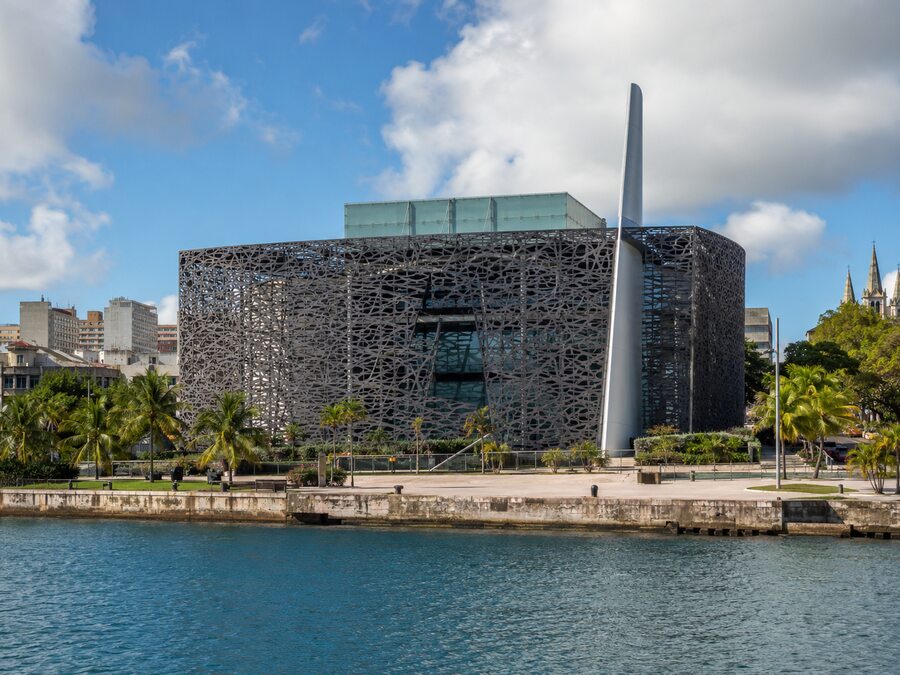 Mémorial ACTe vue depuis l'eau à Pointe-à-Pitre.