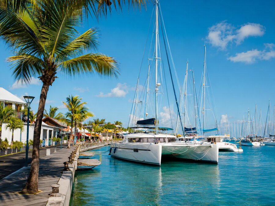 Marina de Saint-Francois avec sa promenade piétonne et bateaux amarrés.