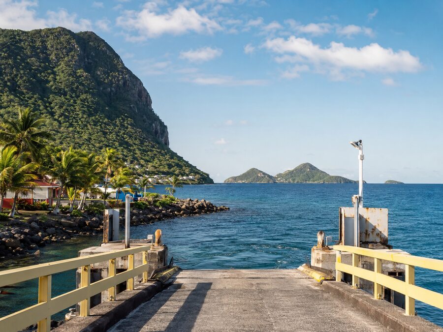 point de vue d'un ponton a Trois-Riviere qui donne sur la mer et une vue des Saintes.