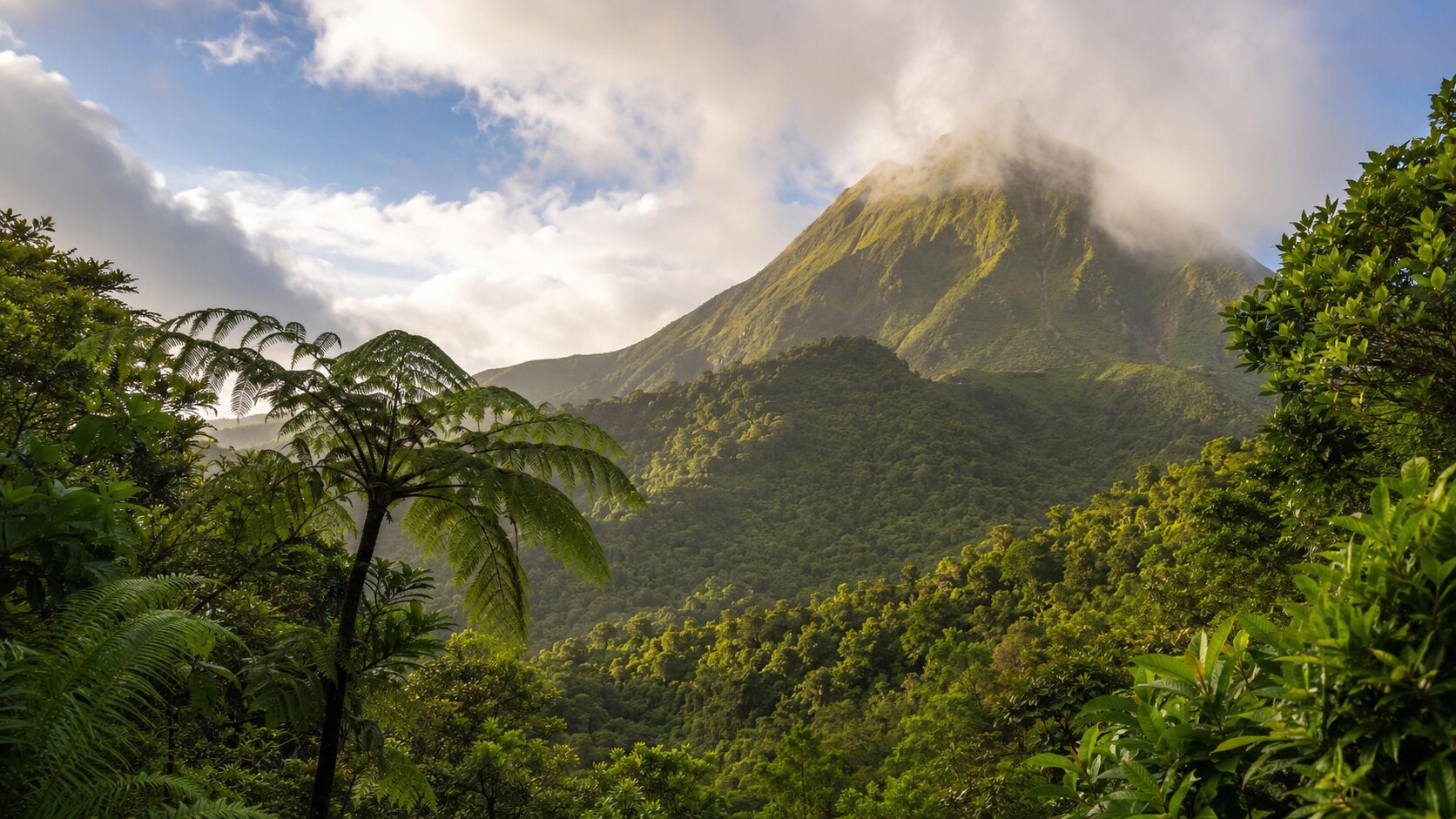 Le volcan de la Soufrière et sa forêt tropicale sous un ciel nuageux