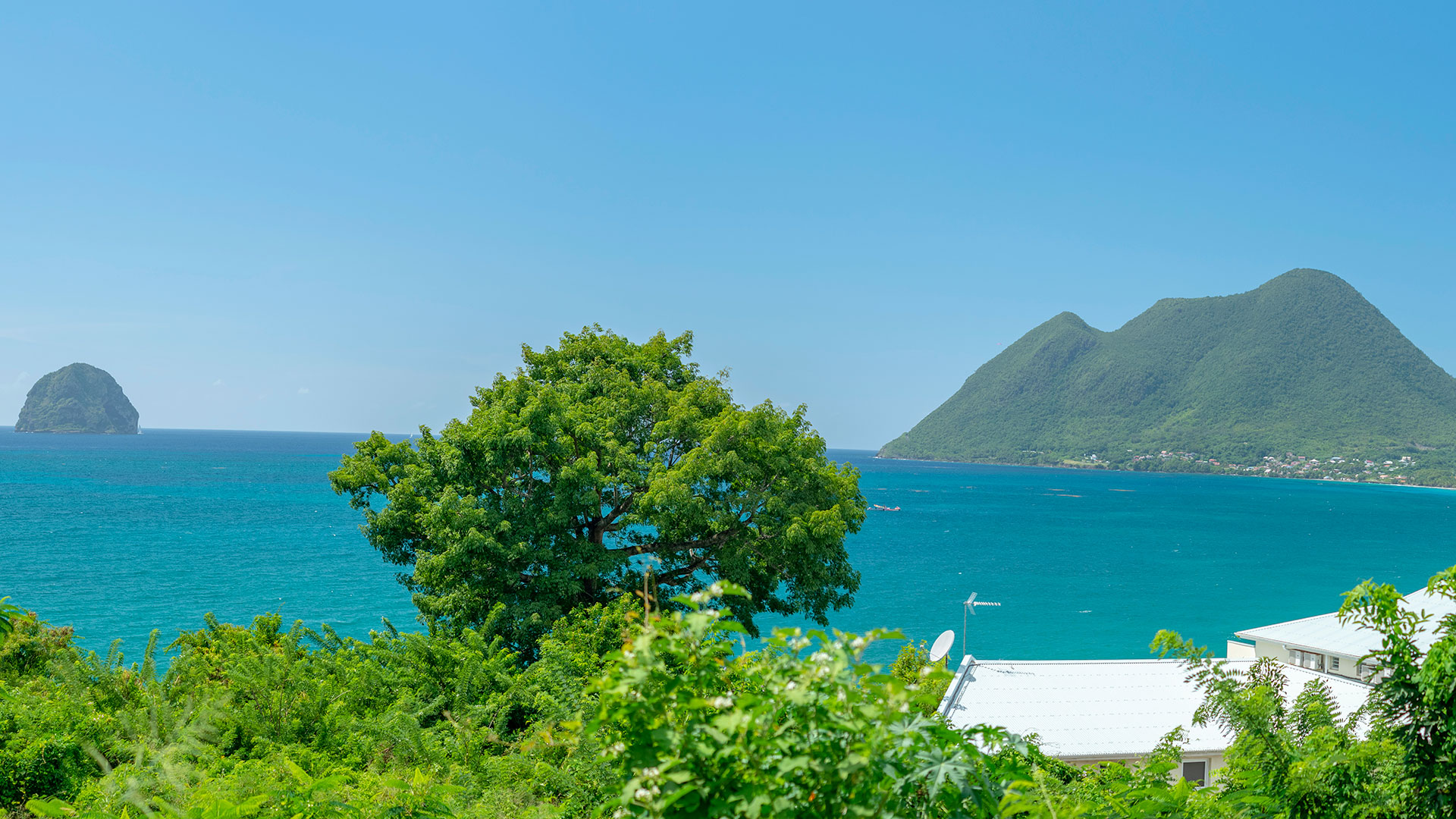 Vue sur la mer des Caraïbes en Martinique avec le Rocher du Diamant à gauche et le Morne Larcher à droite.
