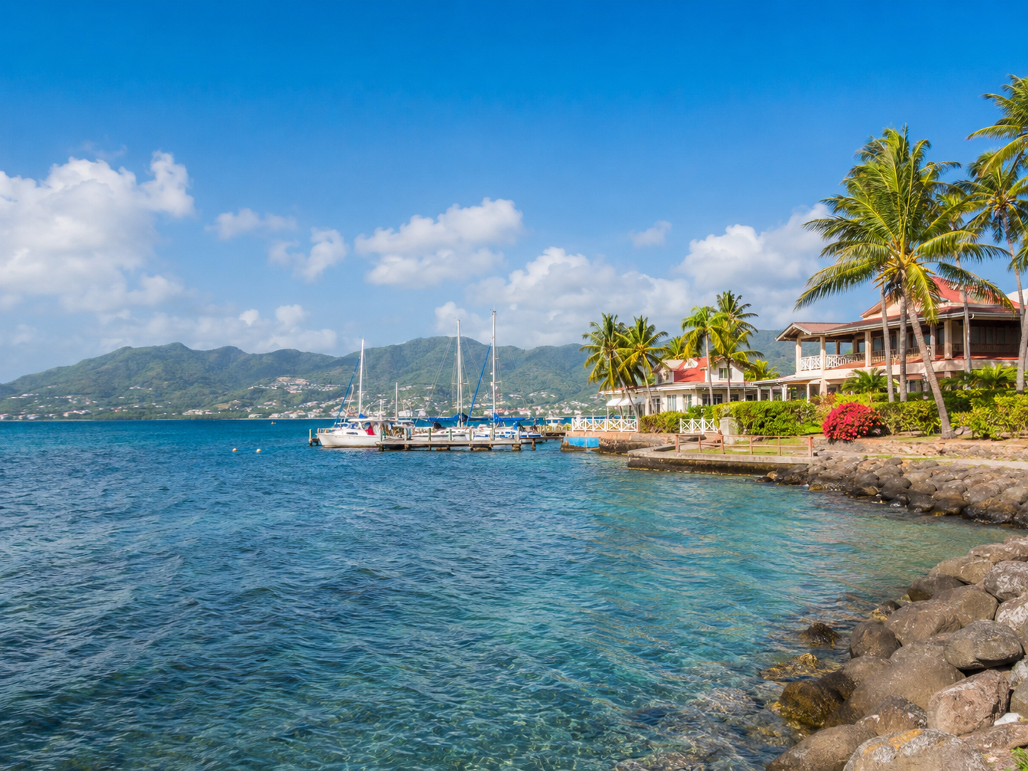 Côte des Trois-Îlets en Martinique : mer calme, voiliers au mouillage, cocotiers et villas en bord de mer.