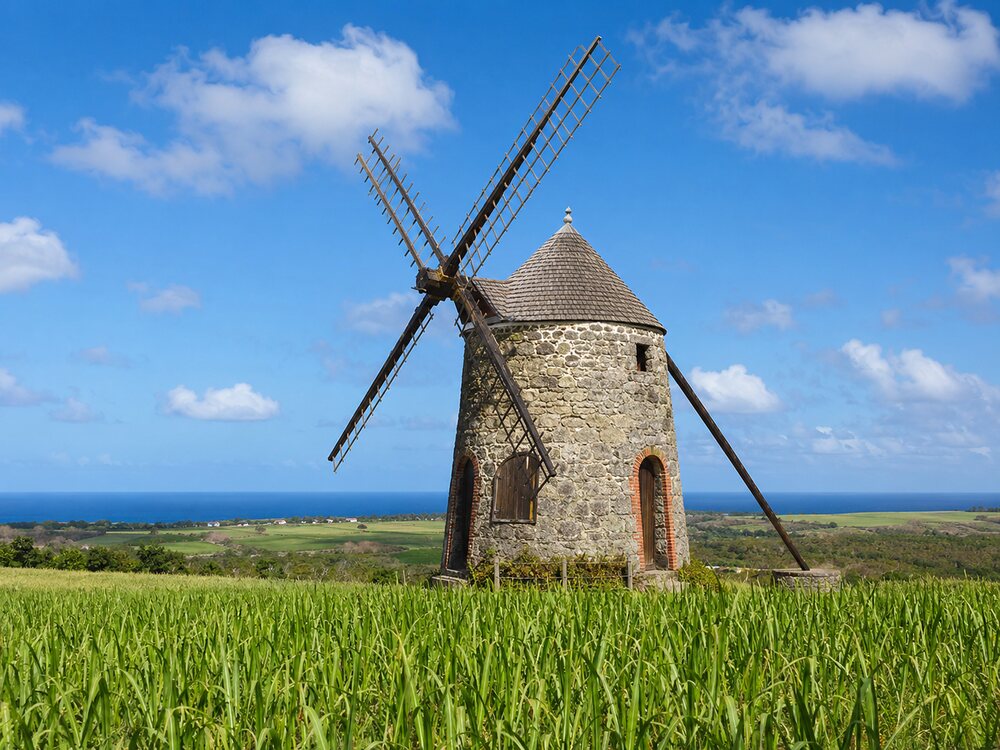 Moulin historique de marie galante et vue degagée jusqu'à la mer.