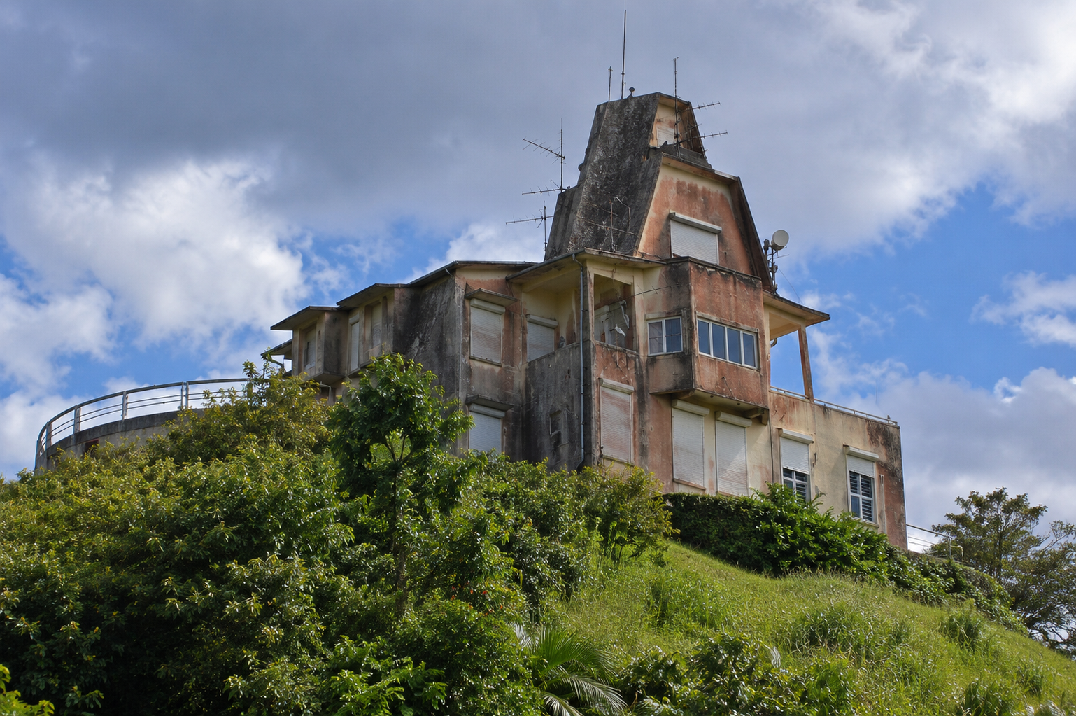 Ancien observatoire de Morne des Cadets en Martinique, bâtiment historique abandonné sur les hauteurs du volcan avec végétation tropicale.