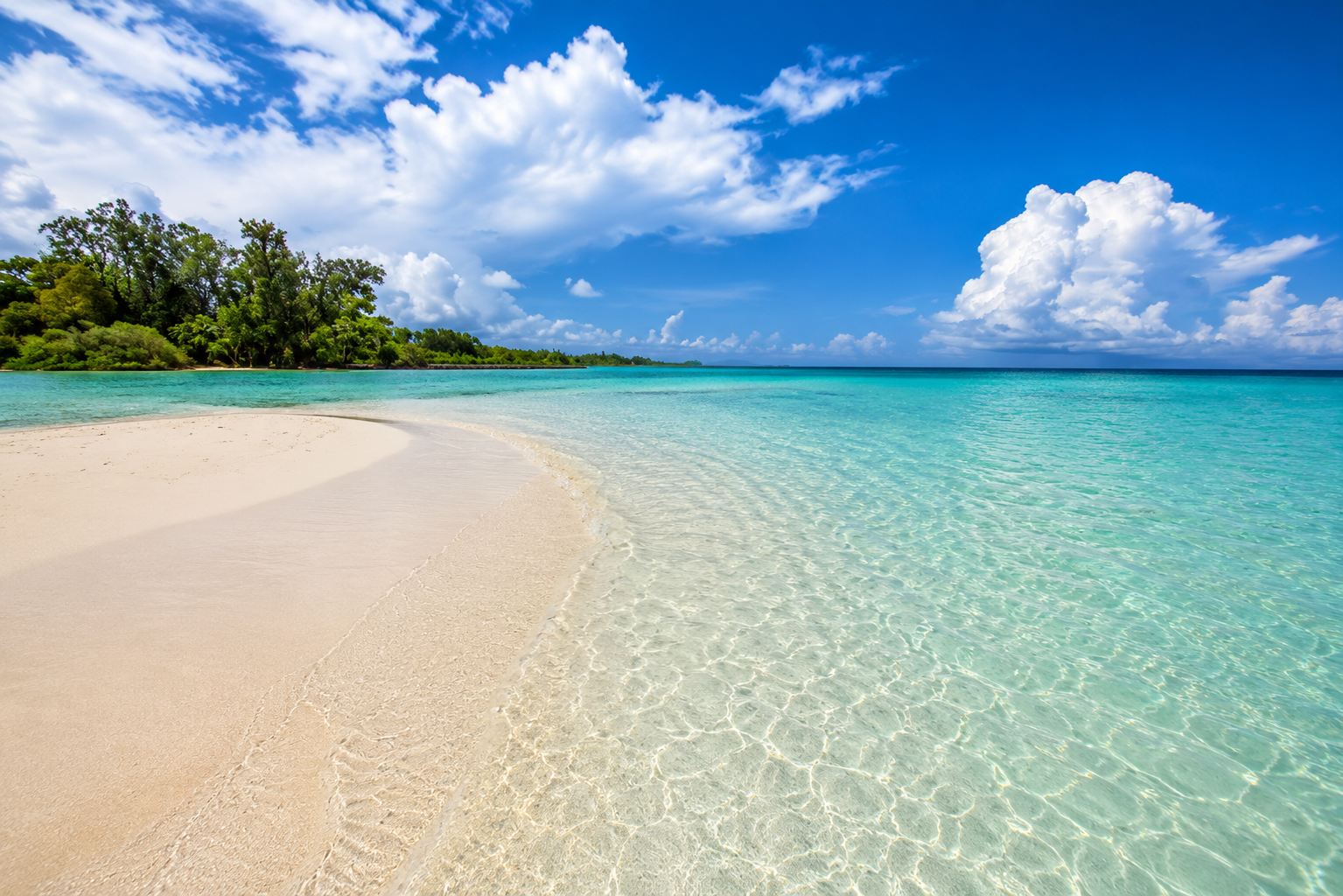 Eaux transparentes et banc de sable de la Baignoire de Joséphine au large du François en Martinique.