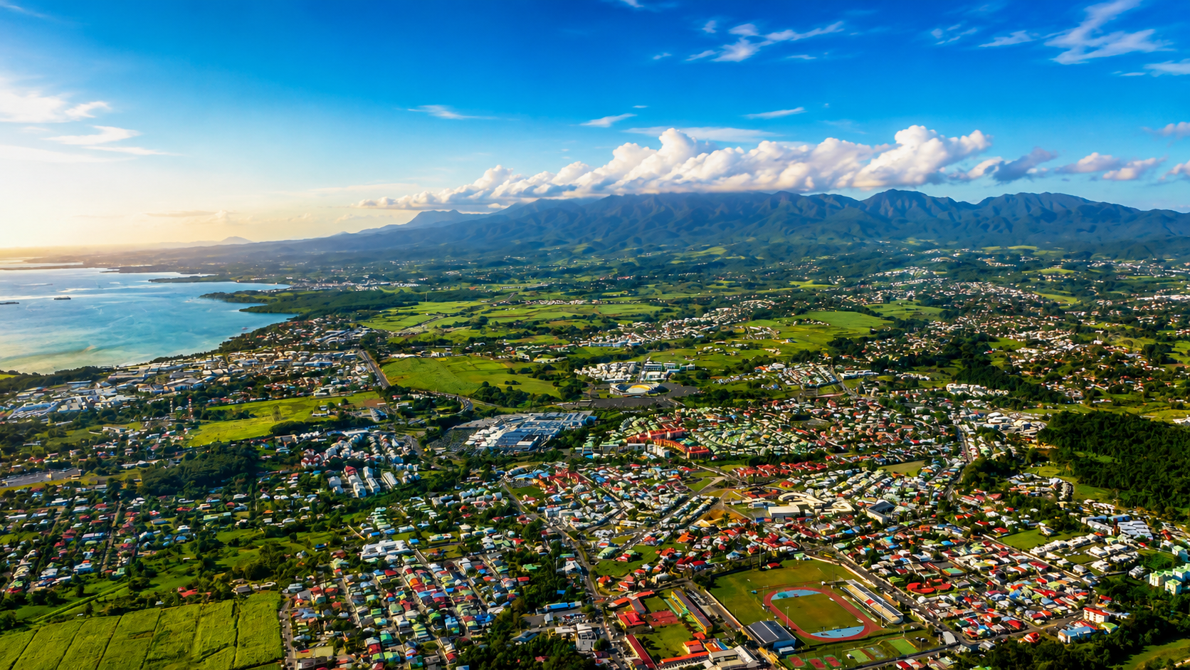 Vue aérienne de Baie-Mahault en Guadeloupe avec les montagnes de Basse-Terre.