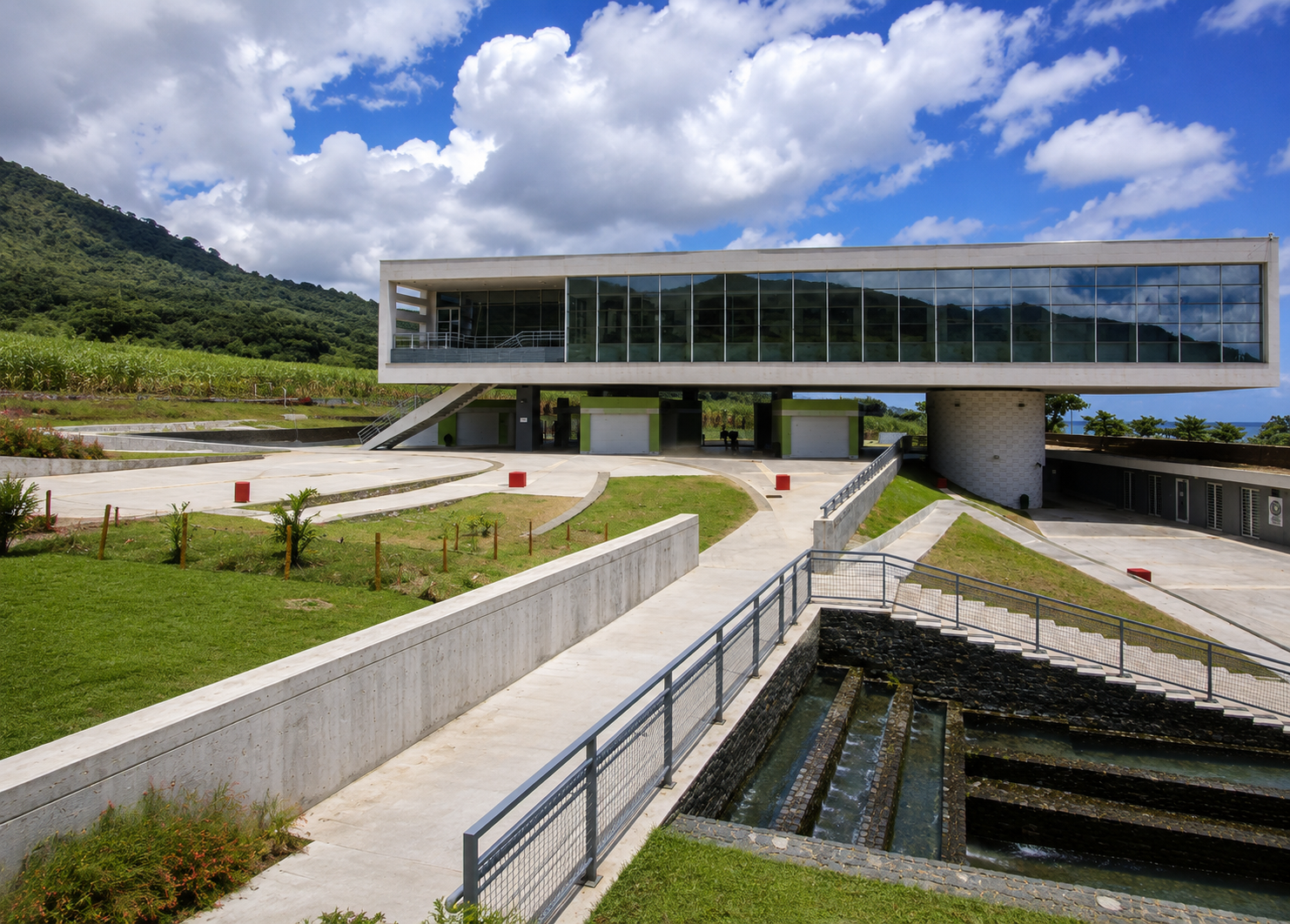 Centre de découverte des sciences de la Terre à Saint-Pierre : bâtiment moderne sur pilotis face à la montagne.