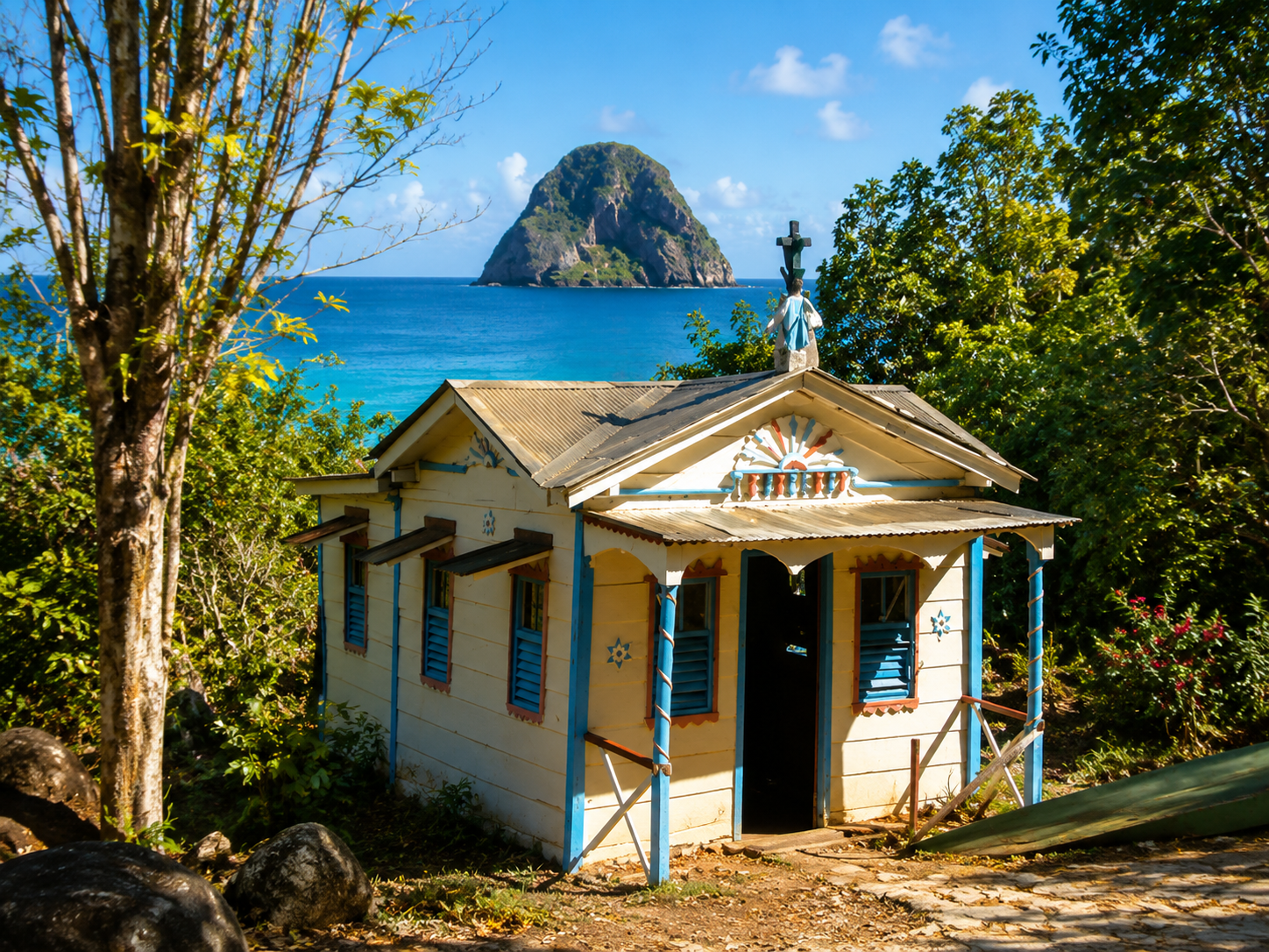 Petite chapelle en bois de Martinique nichée dans la végétation face au Rocher du Diamant.