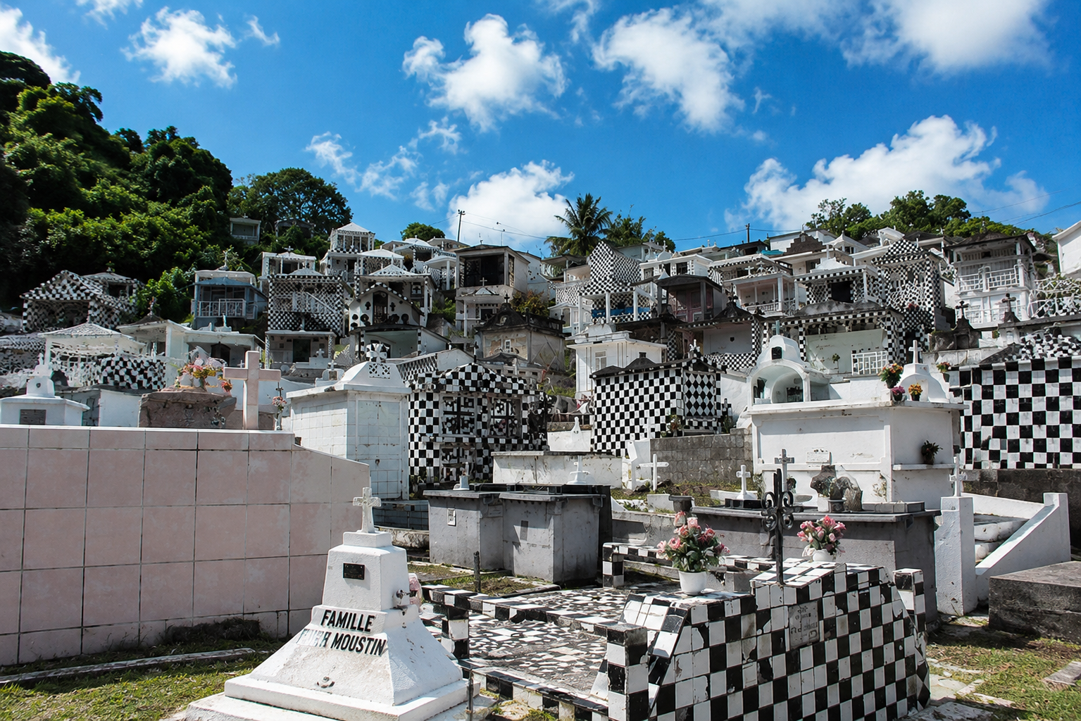 Cimetière de Morne-à-l’Eau en Guadeloupe avec ses tombes en damier noir et blanc