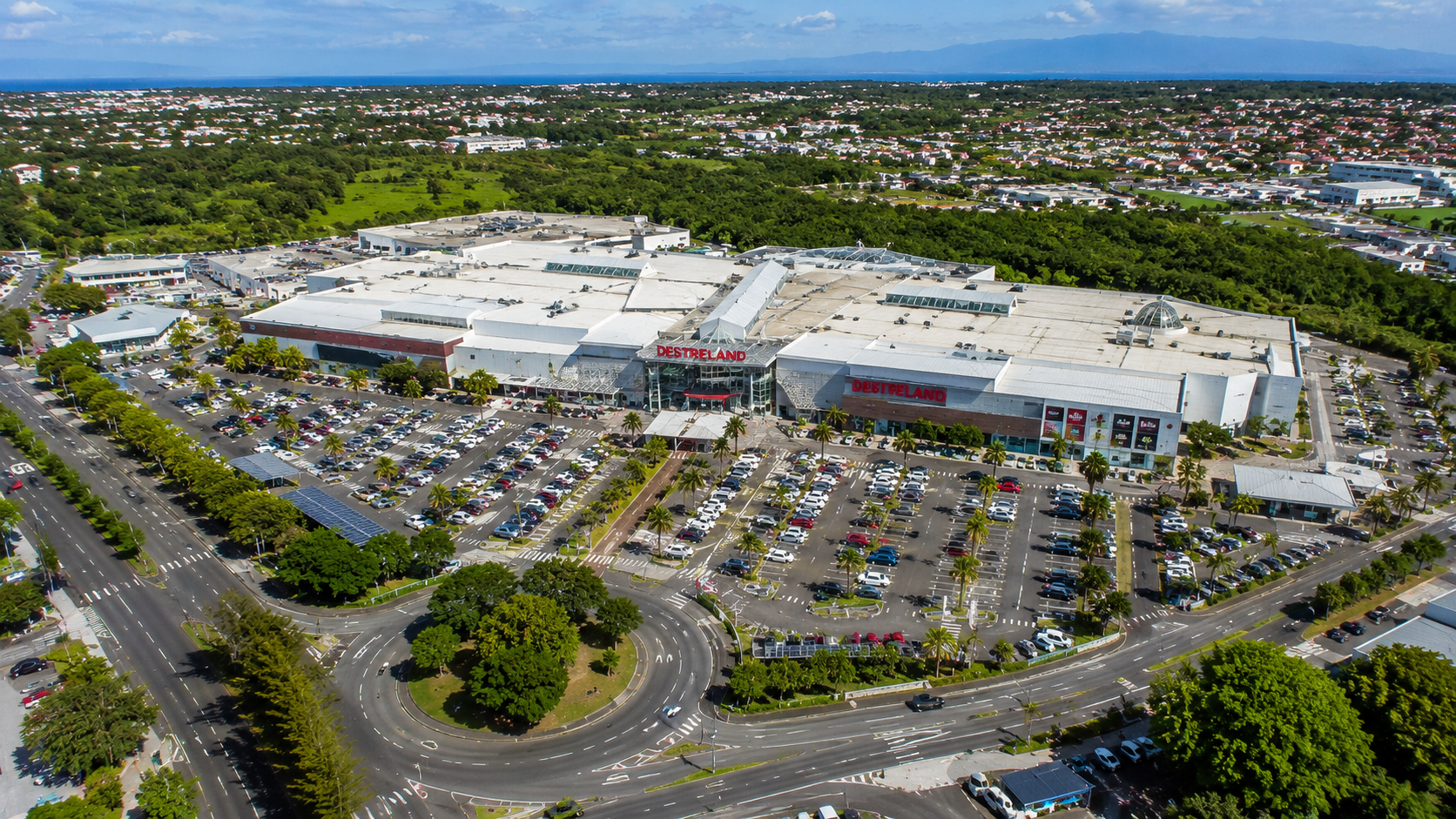 Vue aérienne du centre commercial Destreland à Baie-Mahault en Guadeloupe