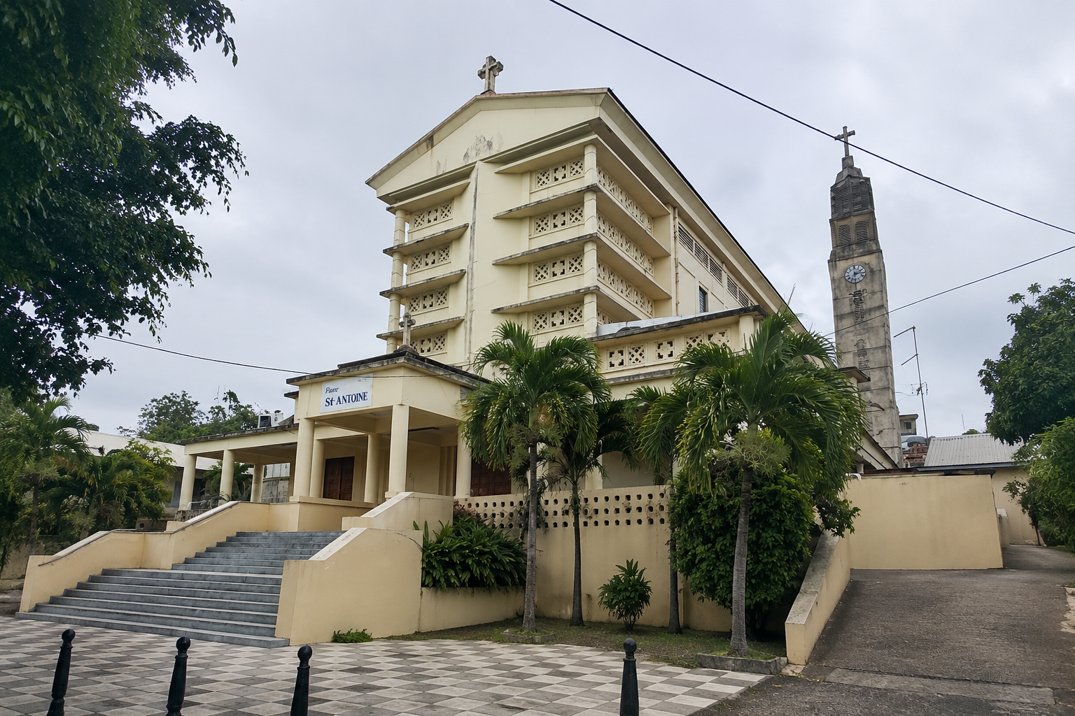 Église Saint-André de Guadeloupe à Morne-à-l'eau, architecture créole et façade beige sous un ciel bleu tropical