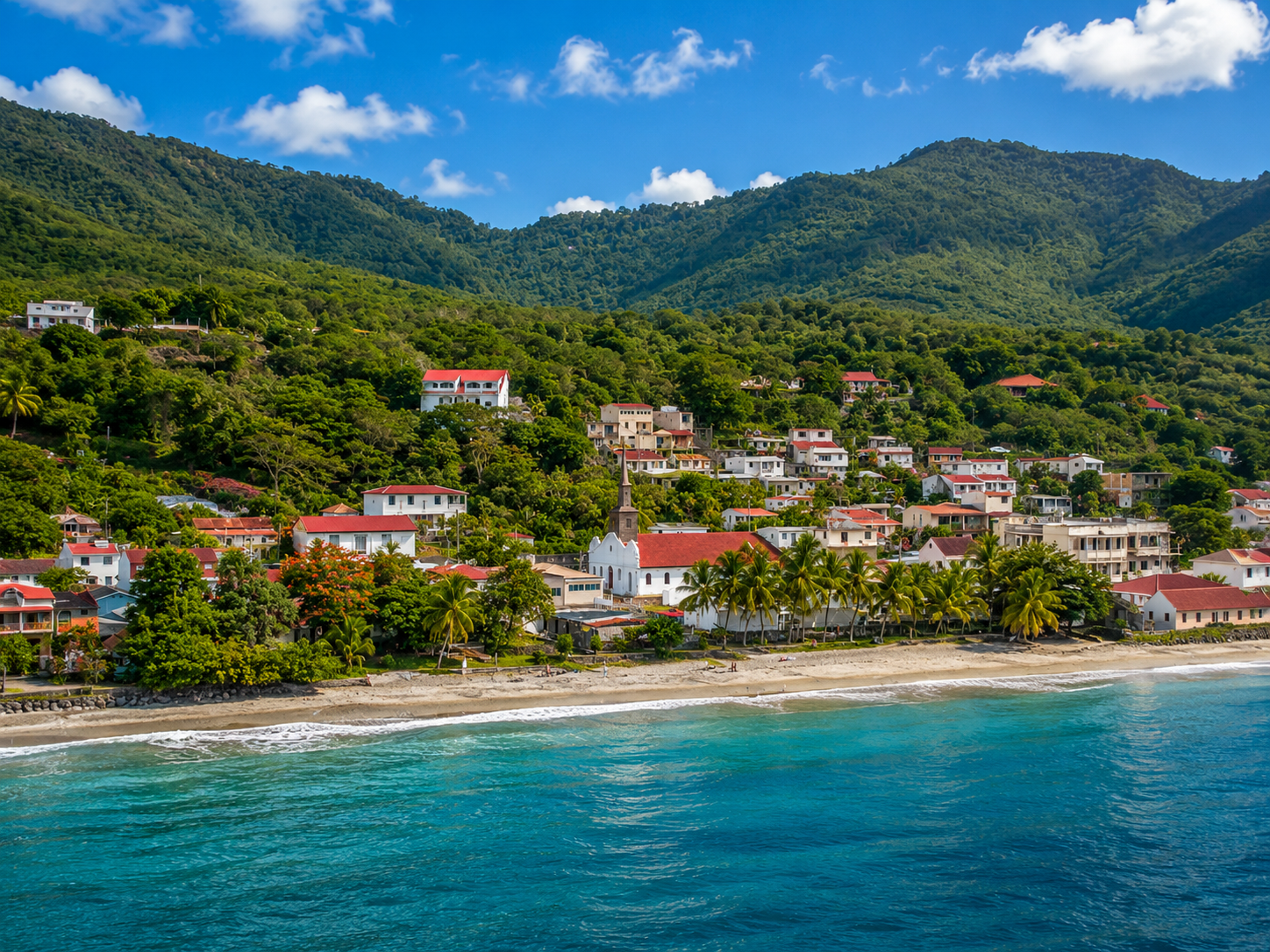 Le bourg du Diamant en Martinique avec son église, son littoral et les collines verdoyantes.