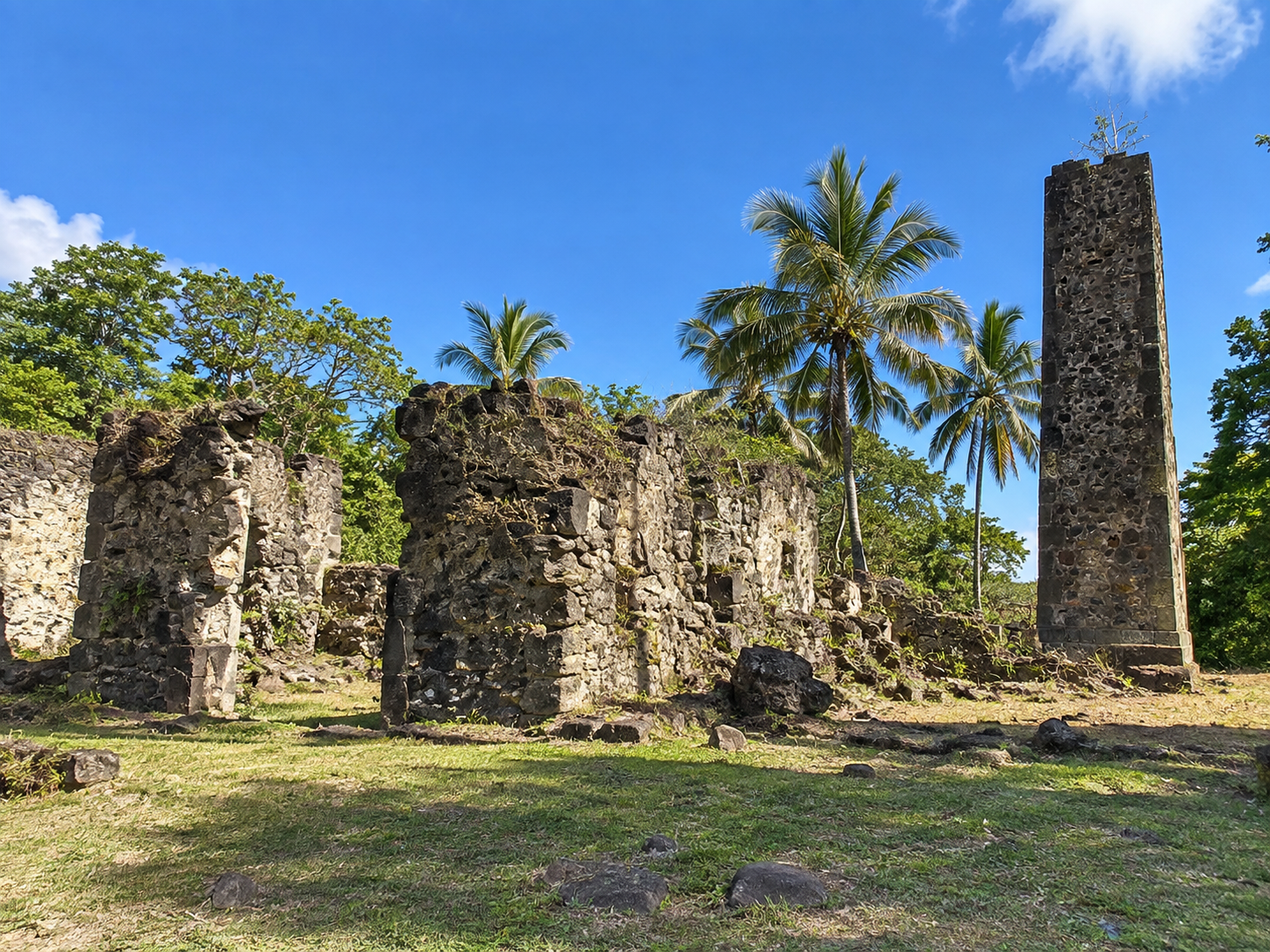 Habitation Clairefontaine à Baillif en Guadeloupe, ruines historiques de l’ancienne sucrerie avec vestiges en pierre et cheminée.