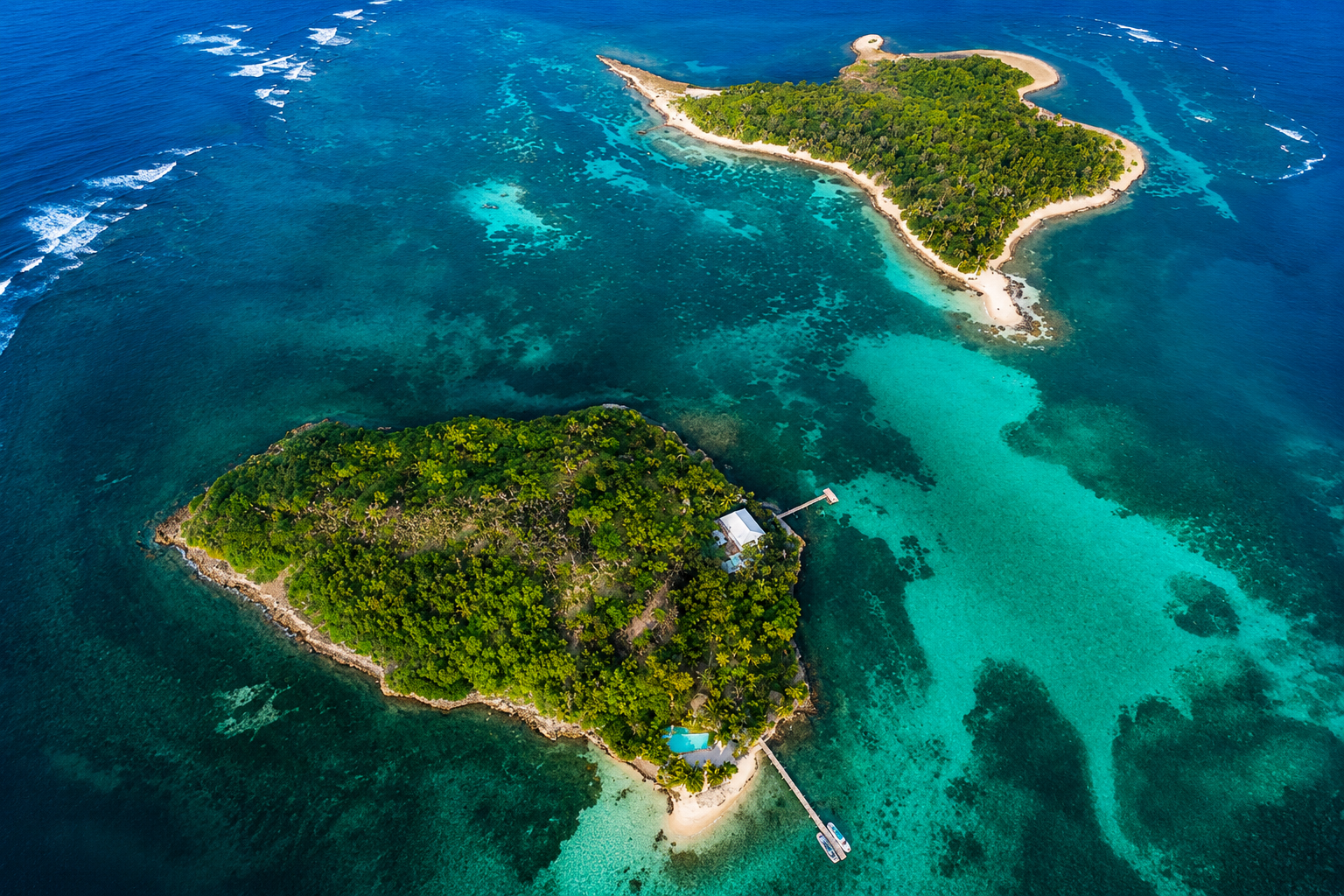 Vue aérienne par drone des îlets du François en Martinique entourés de fonds blancs et d'eaux turquoise.