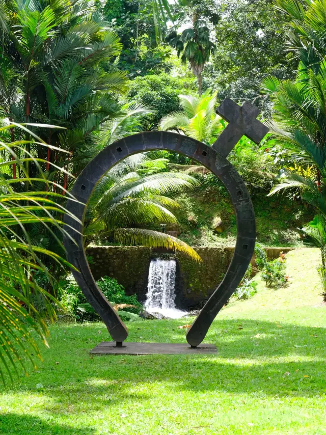 Jardin remarquable de l’Habitation Saint-Étienne au Gros-Morne en Martinique avec sculpture monumentale au cœur de la végétation tropicale.