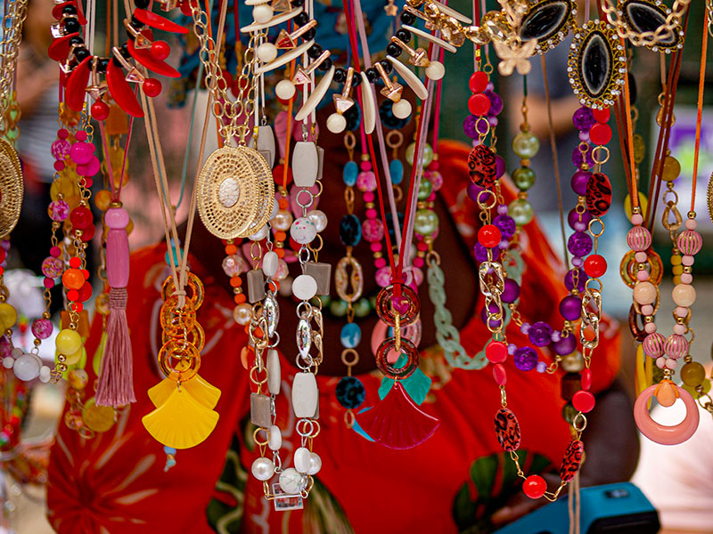 Petits bijoux artisanaux du Marché artisanal de Sainte-Anne.