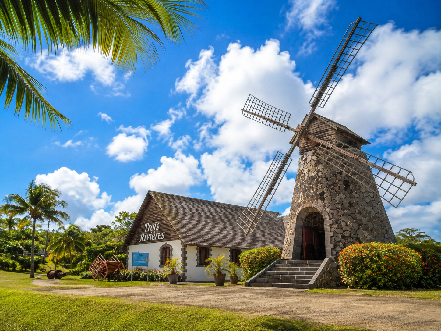 Le moulin en pierre de la distillerie Trois Rivières à Sainte-Luce en Martinique sous un ciel nuageux.