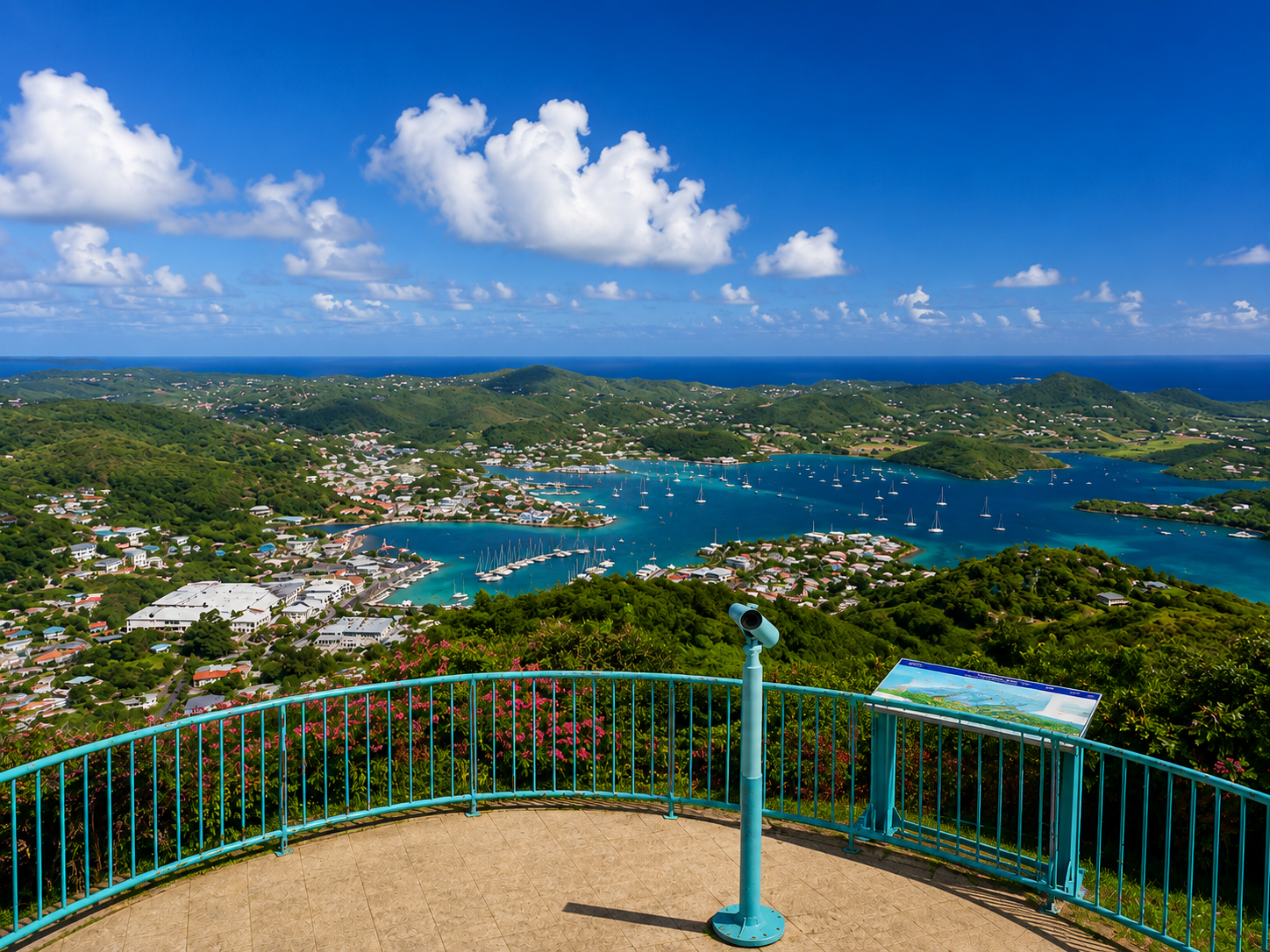 Panorama sur la baie du Marin depuis le point de vue du Morne Gommier en Martinique, avec table d'orientation.