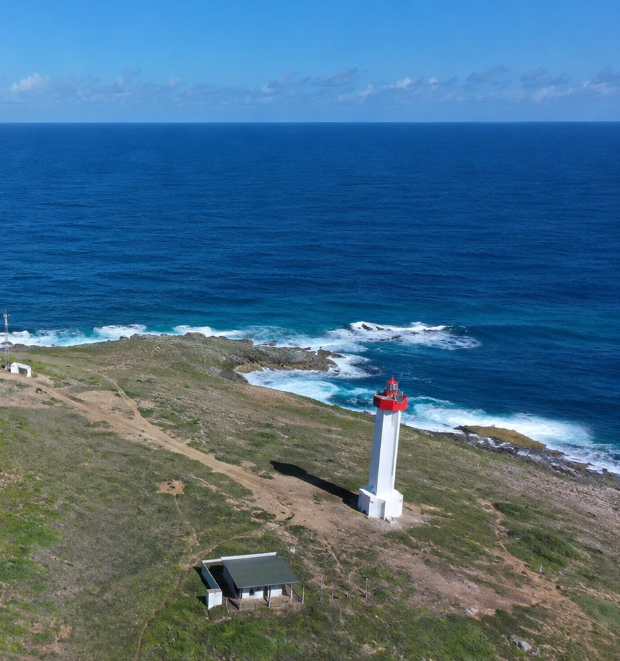 Phare de la Pointe de la Désirade en Guadeloupe vu du ciel, sur la côte sauvage face à la mer des Caraïbes