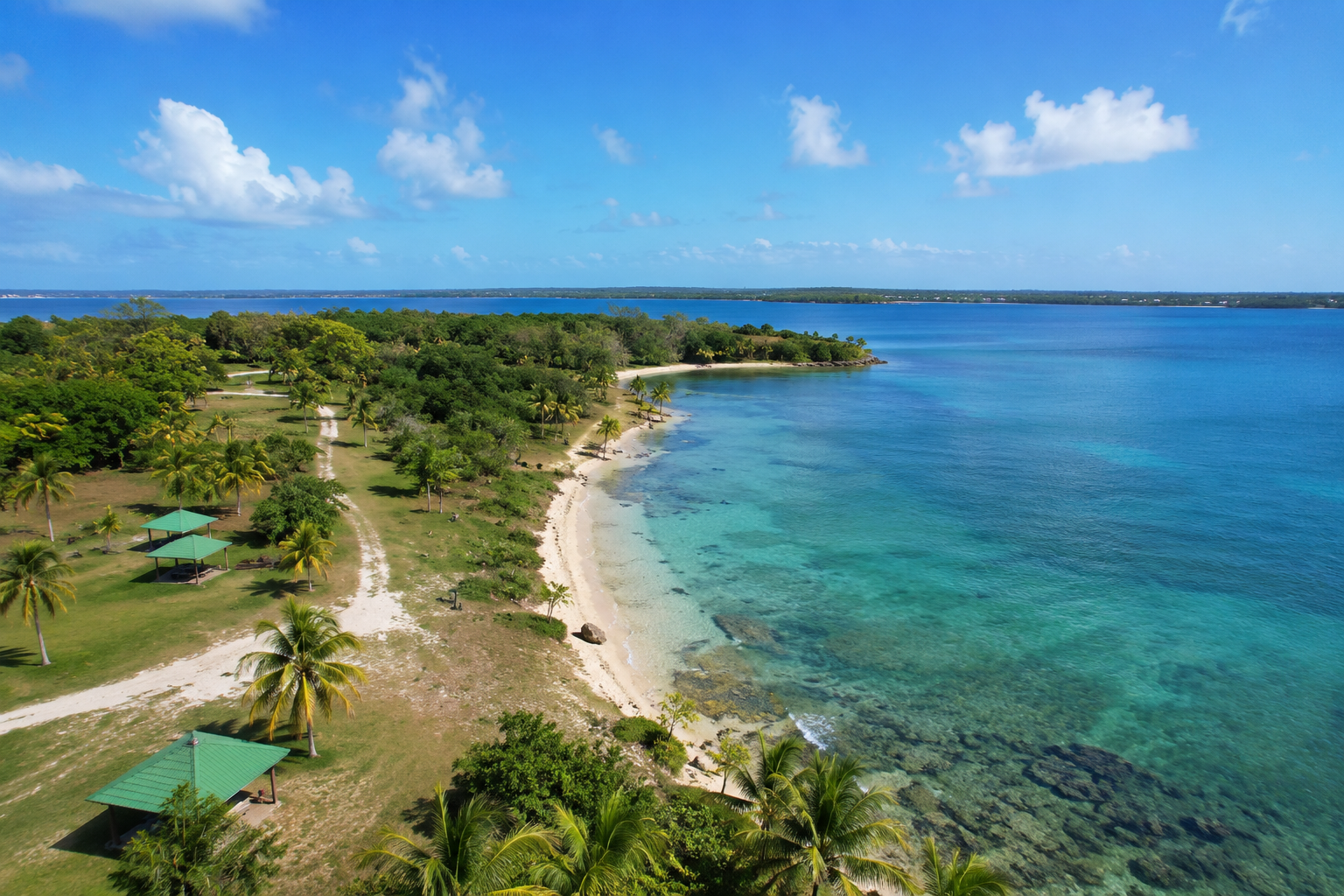 Plage de Babin en Guadeloupe, vue aérienne sur la plage tropicale et les eaux turquoise du Grand Cul-de-Sac Marin