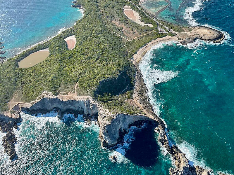 Pointe des Chateaux en Guadeloupe avec sa croix géante et ses falaises qui donnent sur la mer.