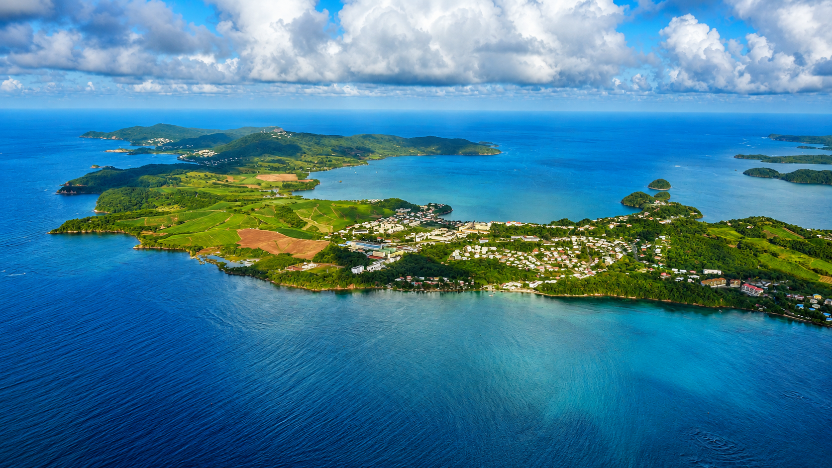 Vue aérienne de la presqu'île de la Caravelle et de La Trinité en Martinique entourées par l'océan Atlantique.