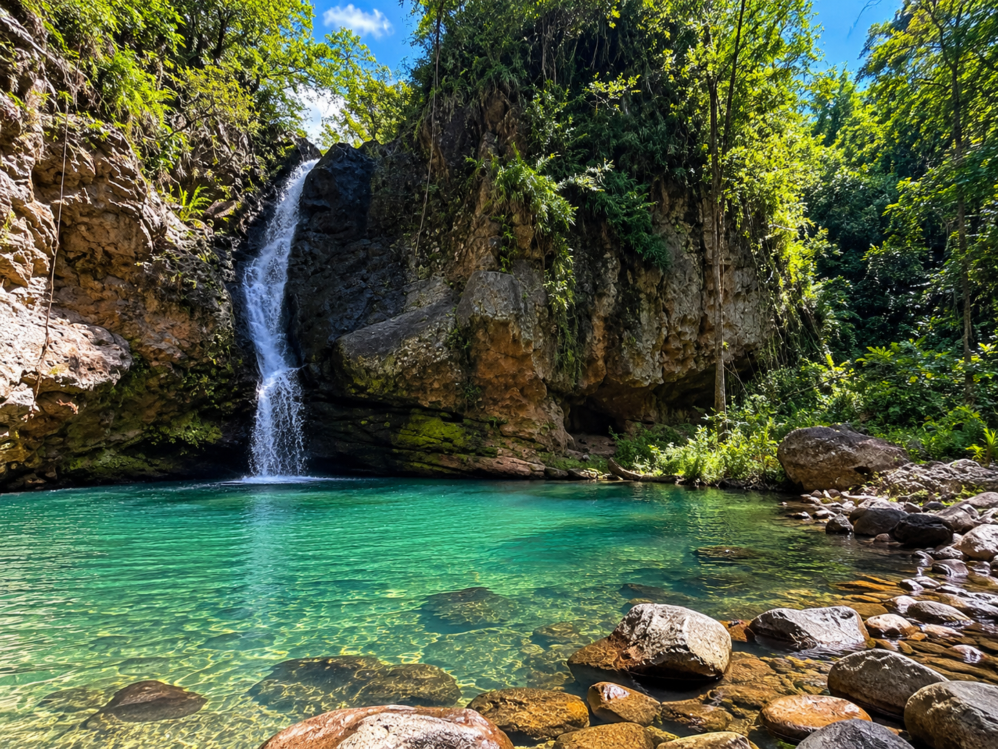 Rivière du Plessis à Baillif en Guadeloupe, cascade et bassin naturel aux eaux turquoise au cœur de la forêt tropicale.