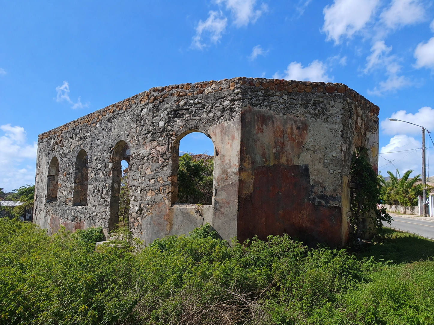 Ruines de l'ancienne léproserie de La Désirade en Guadeloupe, vestiges historiques en pierre sous le soleil des Caraïbes