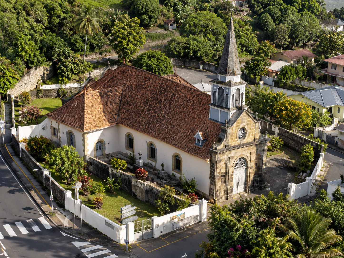 Vue aérienne de l’église Notre-Dame-de-l’Assomption-et-Saint-Joseph à Case-Pilote en Martinique, monument historique.