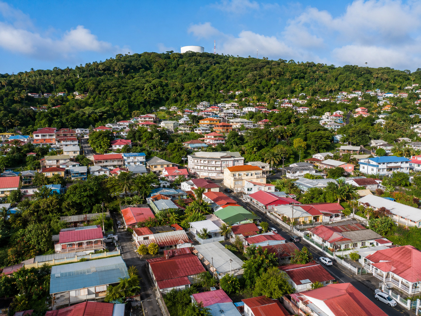Vue aérienne du bourg des Abymes en Guadeloupe avec ses maisons colorées et les collines verdoyantes