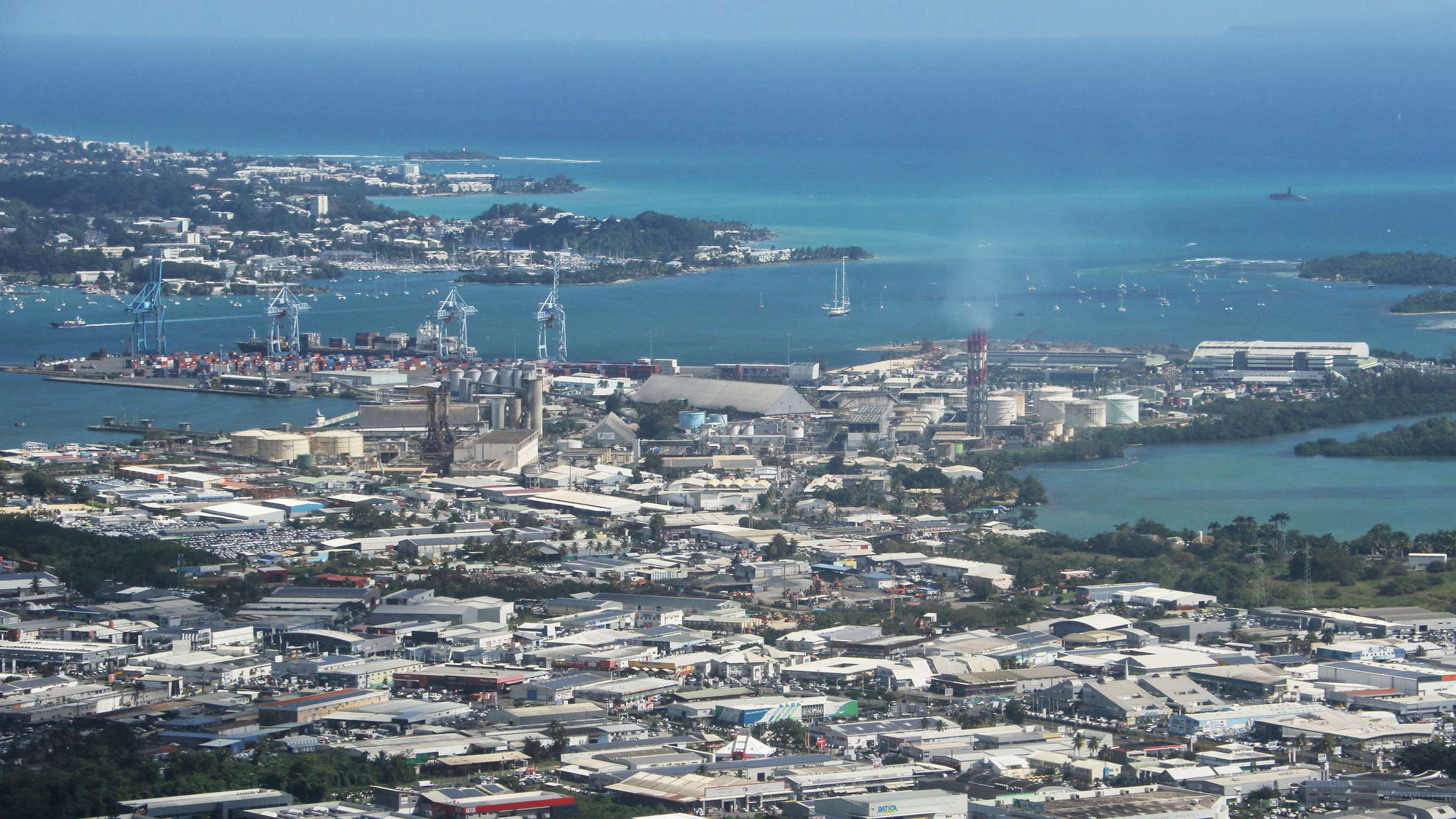 vue aérienne de la zone de Jarry baie mahault en Guadeloupe.