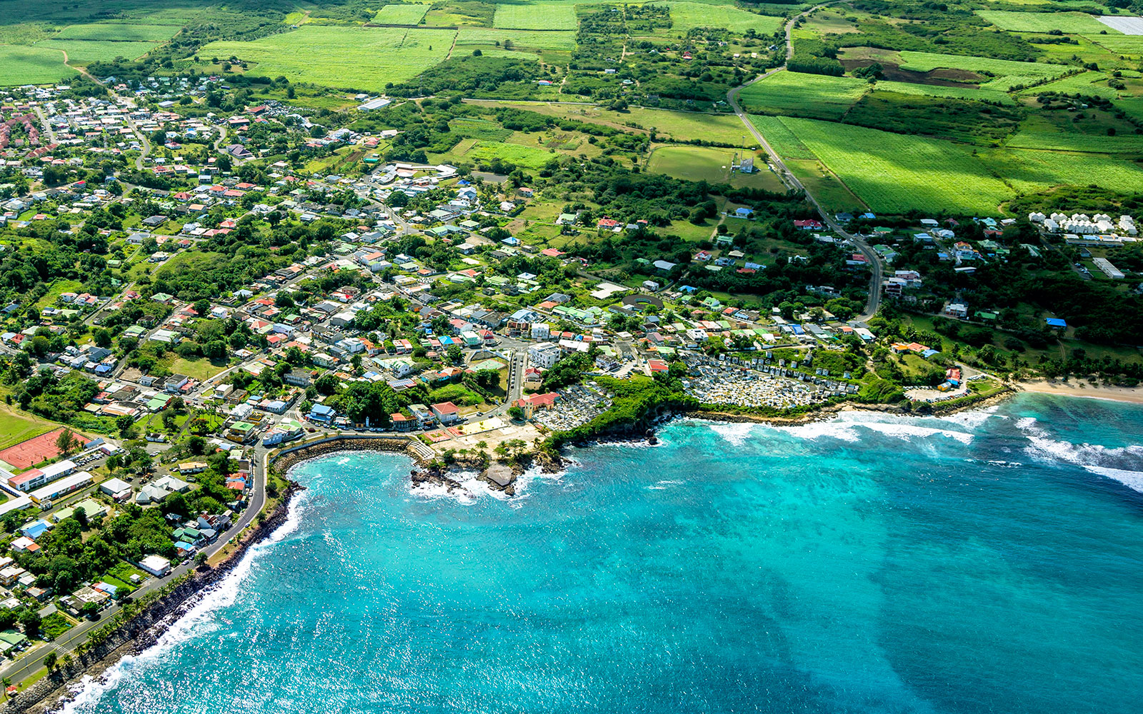 Vue aérienne de l'Anse Bertrand en Guadeloupe et de sa côte turquoise.
