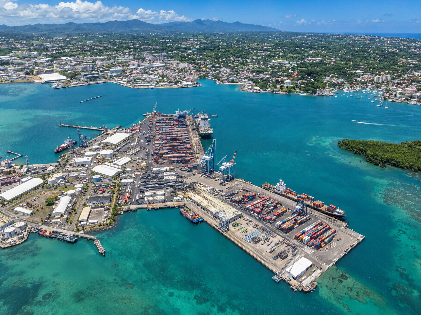Vue aérienne du port de Baie-Mahault en Guadeloupe et de son terminal maritime.